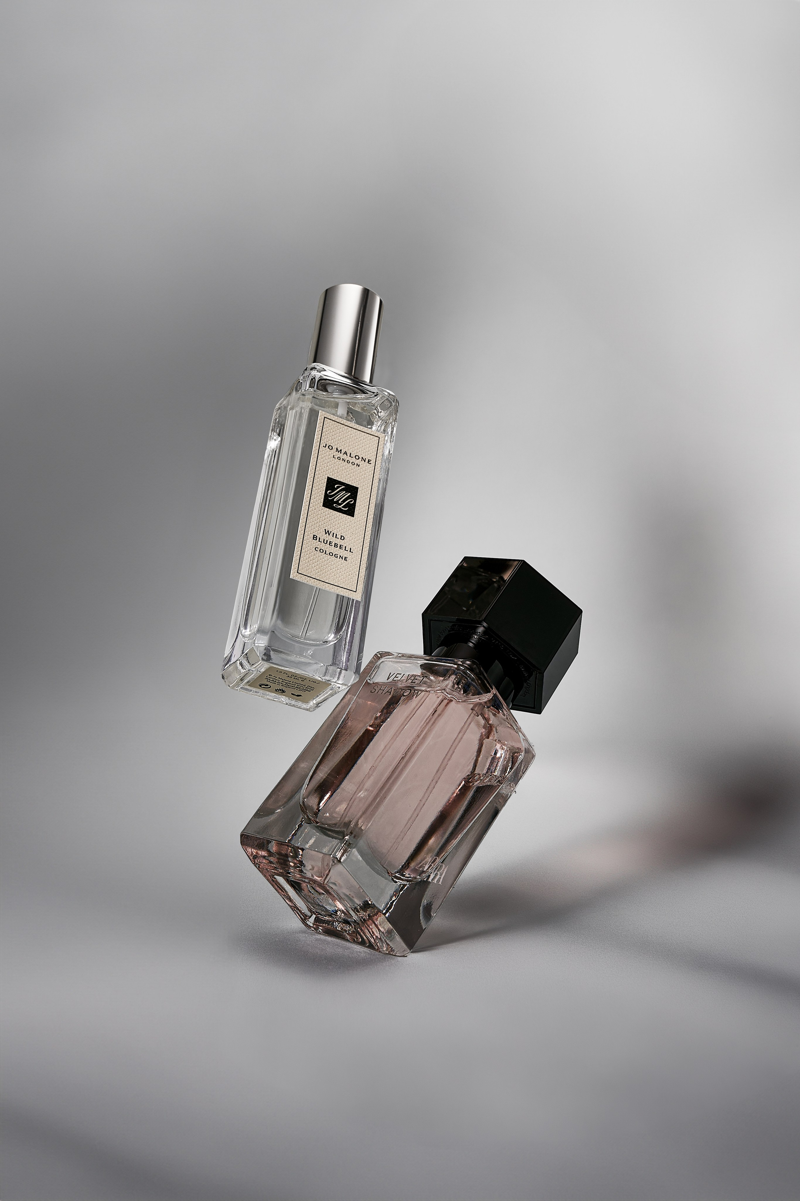 Foto publicitaria dinámica de un atleta en movimiento