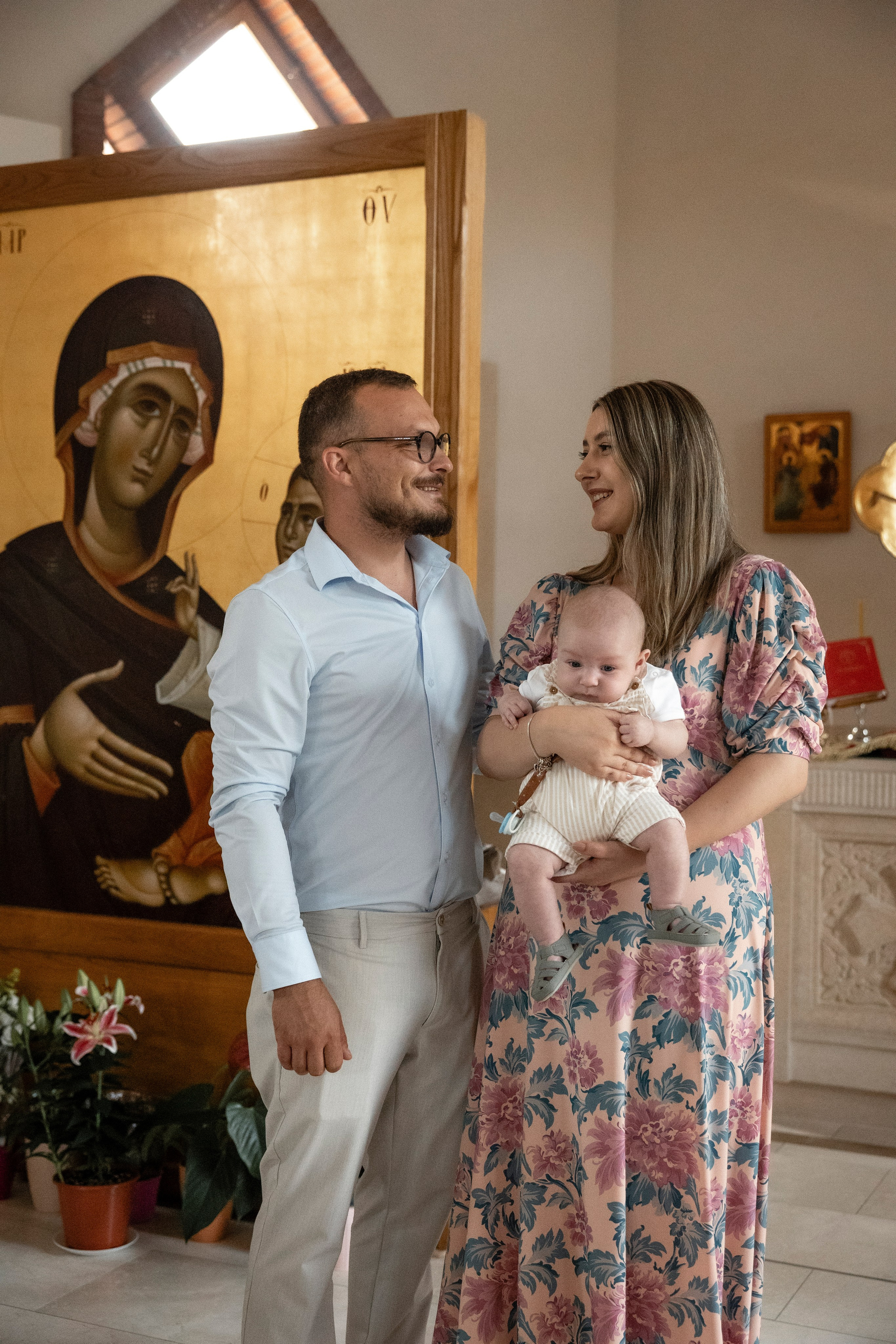 Noah’s christening in Tournefeille and Paroisse Orthodoxe Roumaine of Toulouse “La Protection de la Mère de Dieu”. Eugénie Smirnova — photographe à Toulouse et dans le sud-ouest de la France