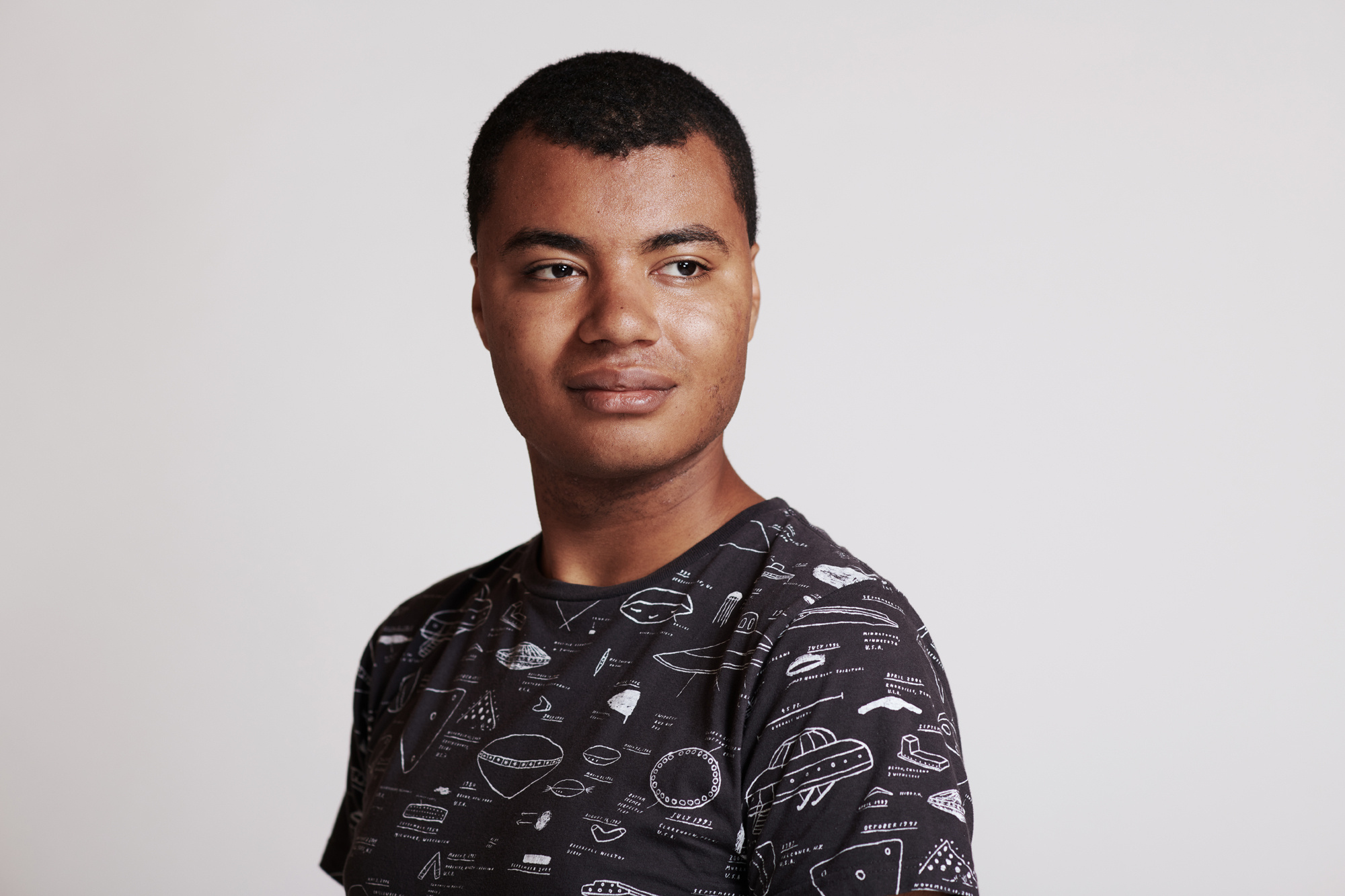 Fotoportret van een jonge zwarte man tegen