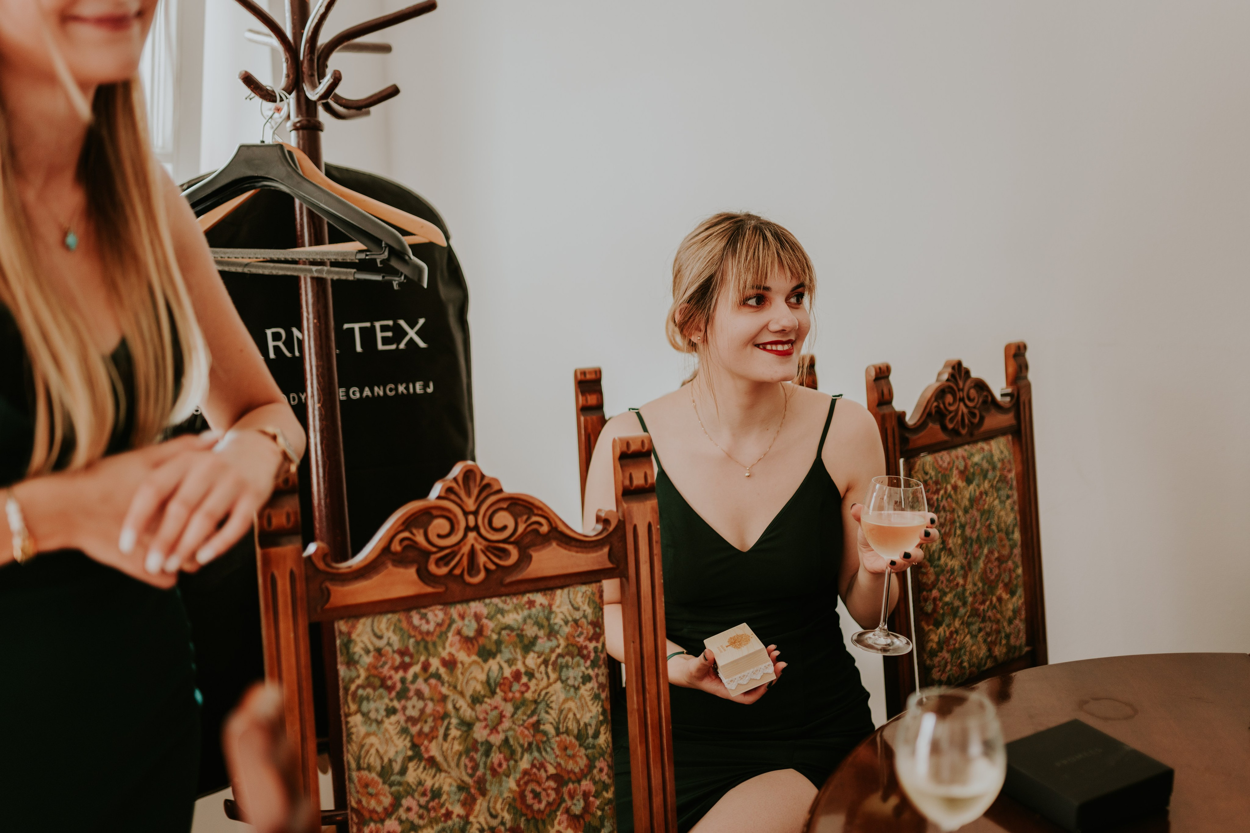 Dwór Wierzbno: plenerowy ślub pod wierzbą. Karkowskafoto - fotografia miłości