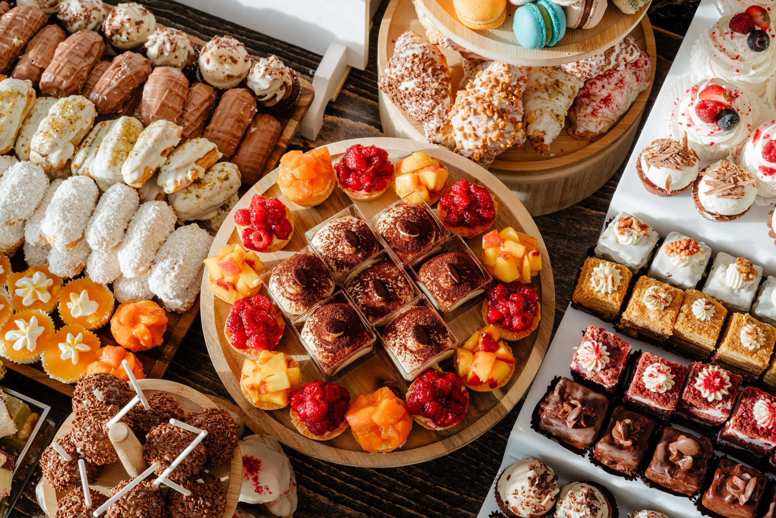 Bufet de dulciuri personalizat pentru nunta de la sala Anne Dărmănești, Bacău.