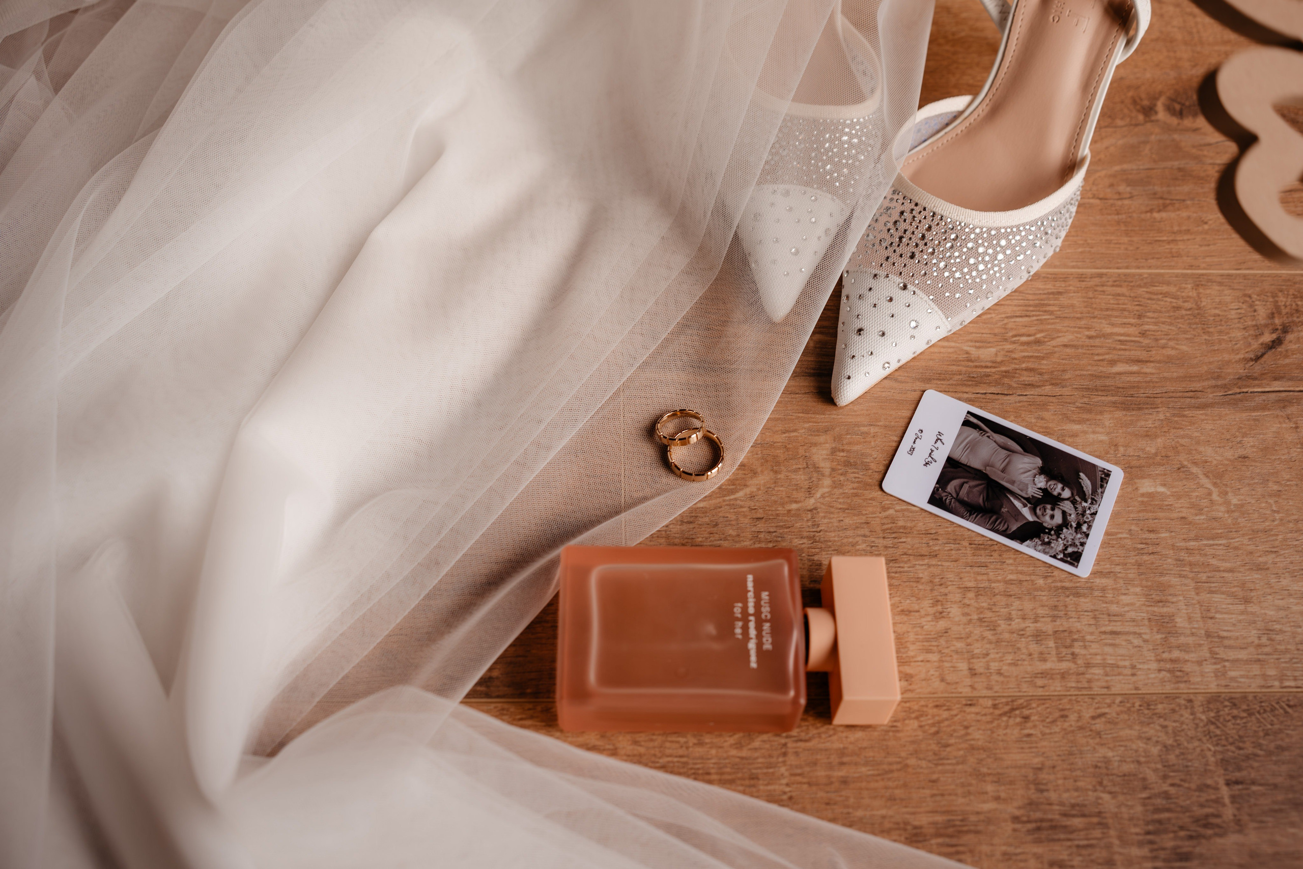 Voal de mireasă și accesorii fine pregătite pentru nunta de la Anne Dărmănești.