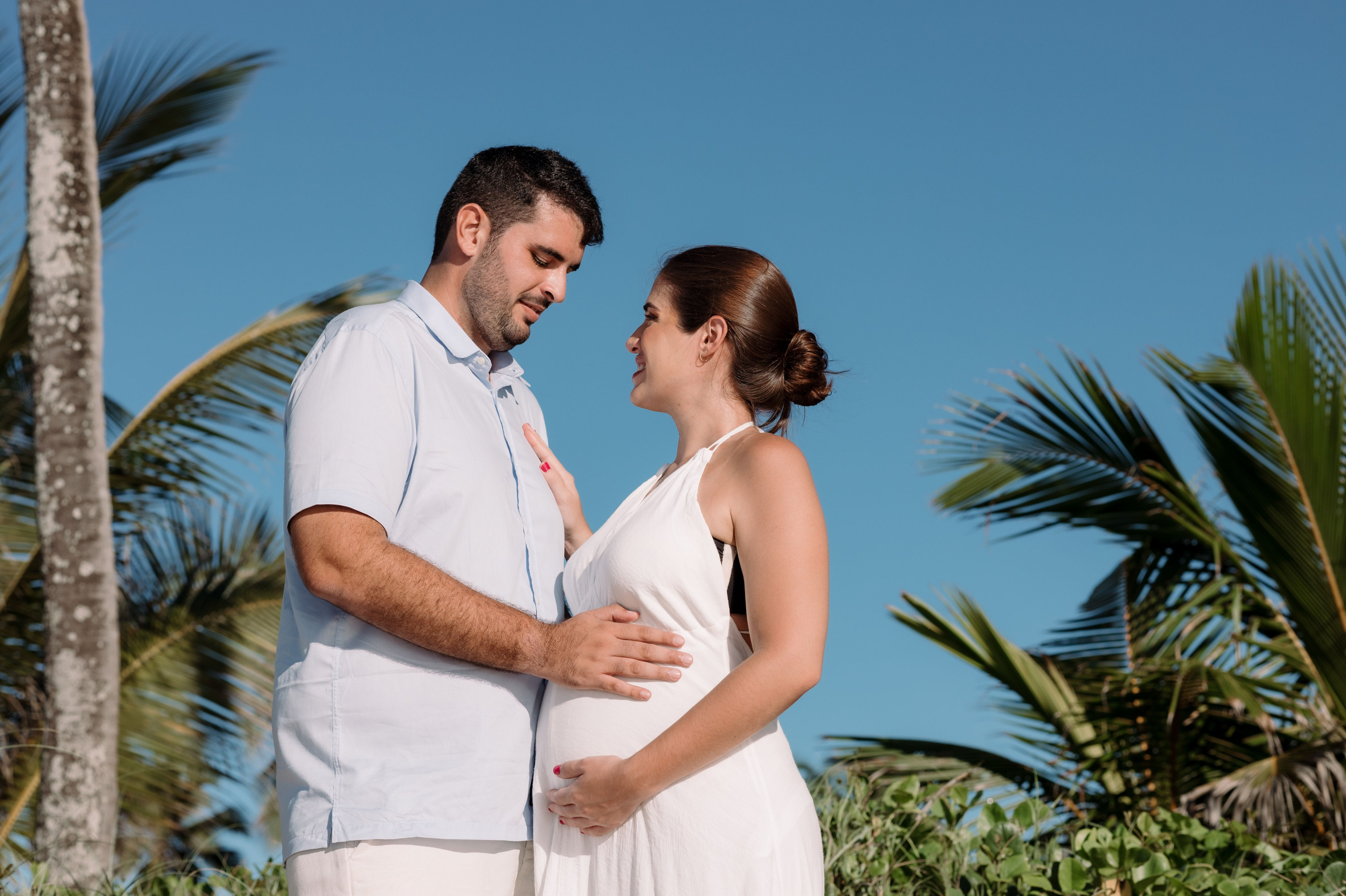 Casal em ensaio gestante na praia do paiva