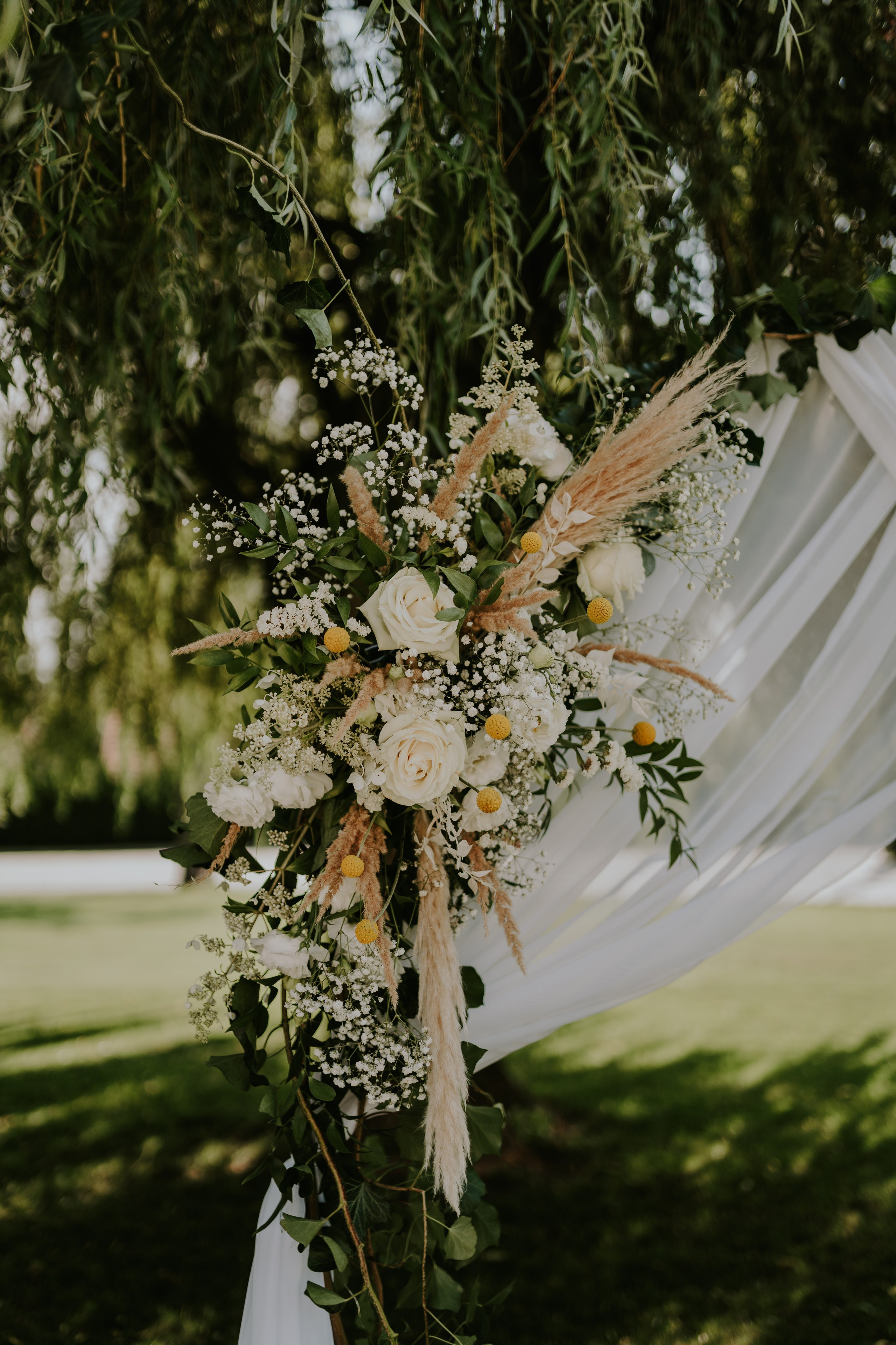 Dwór Wierzbno: plenerowy ślub pod wierzbą. Karkowskafoto - fotografia miłości