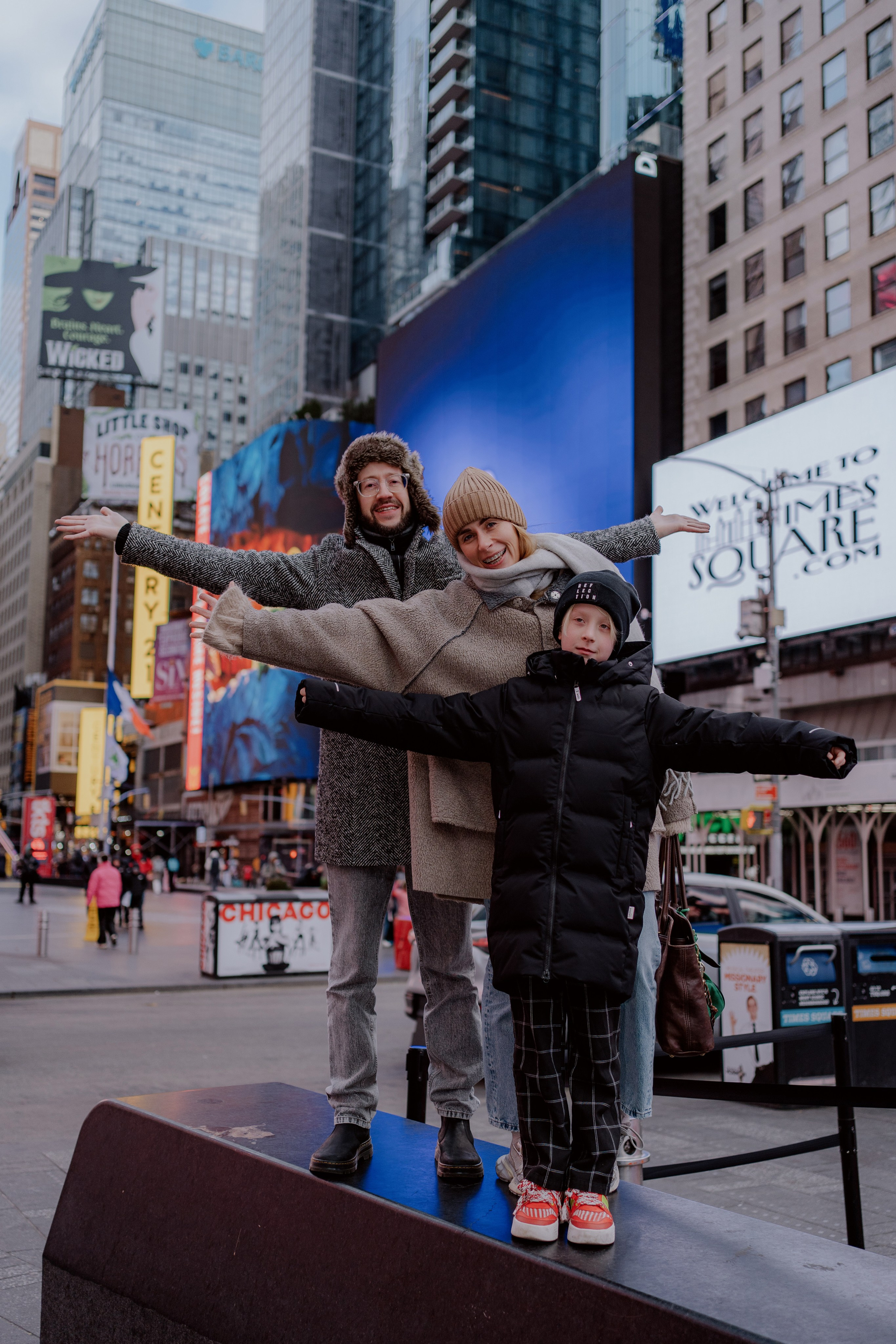 Times Square Family Photography NYC 2025: Perfect Morning Photo Sessions. Videographer and photographer in New York // MAKAROV.VIDEO