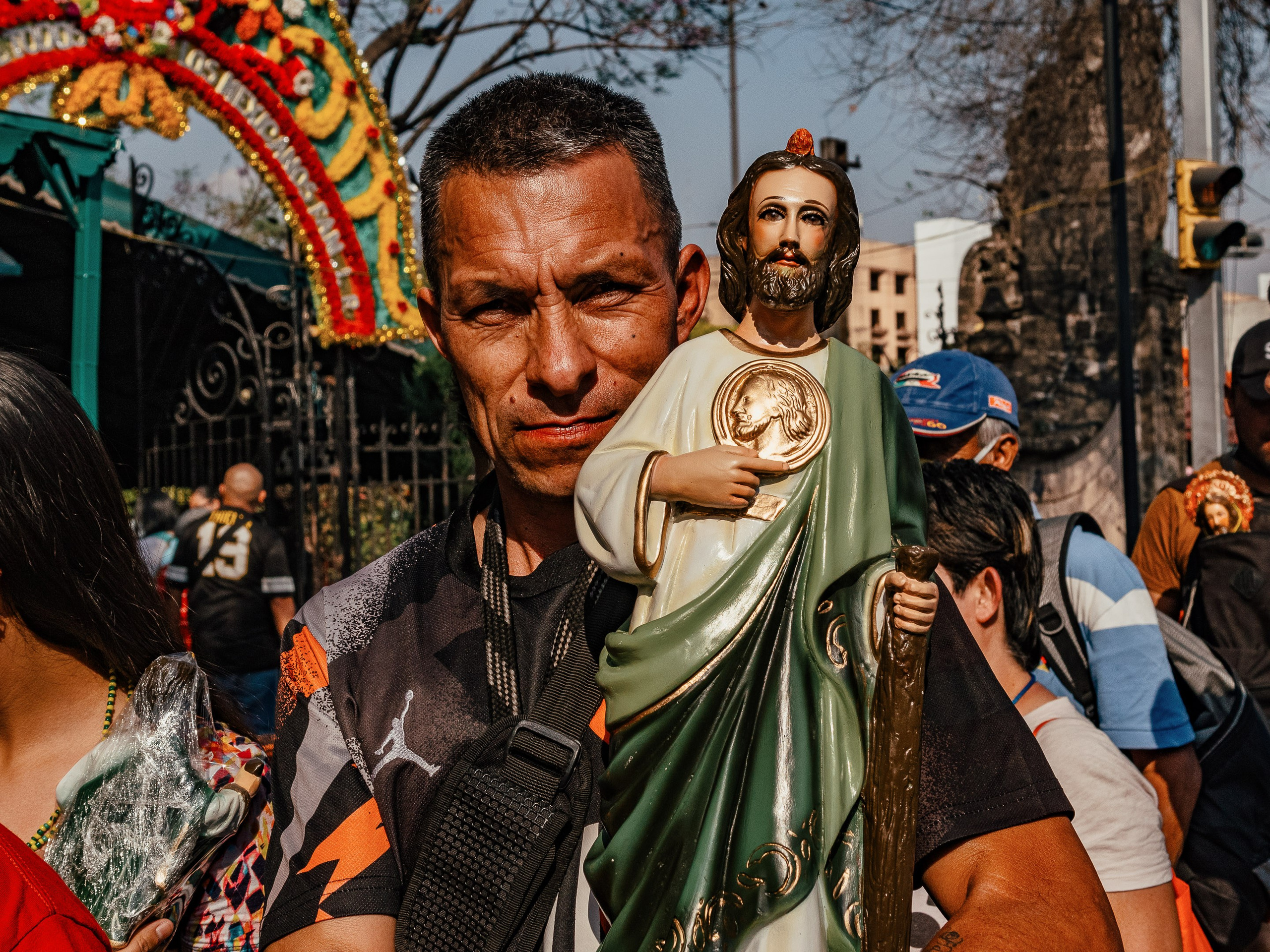 Celebration of St. Jude Thaddeus in the Church of St. Hippolytus and St. Cassian, Hidalgo, CDMX, Mexico. Federico Borobio, street and documentary photography.