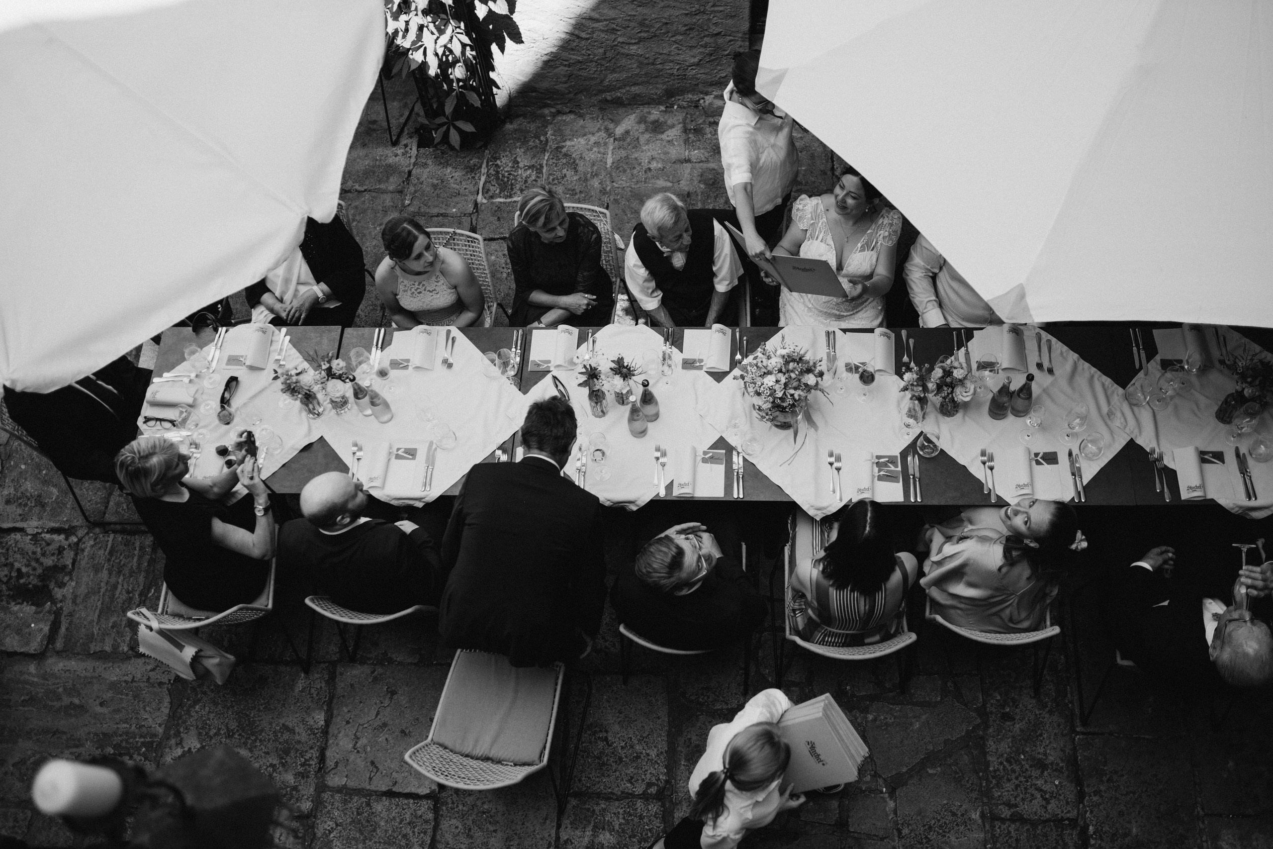 Sarah & Julian genießen ihren Hochzeitstag im Innenhof des Weinhaus Stachel