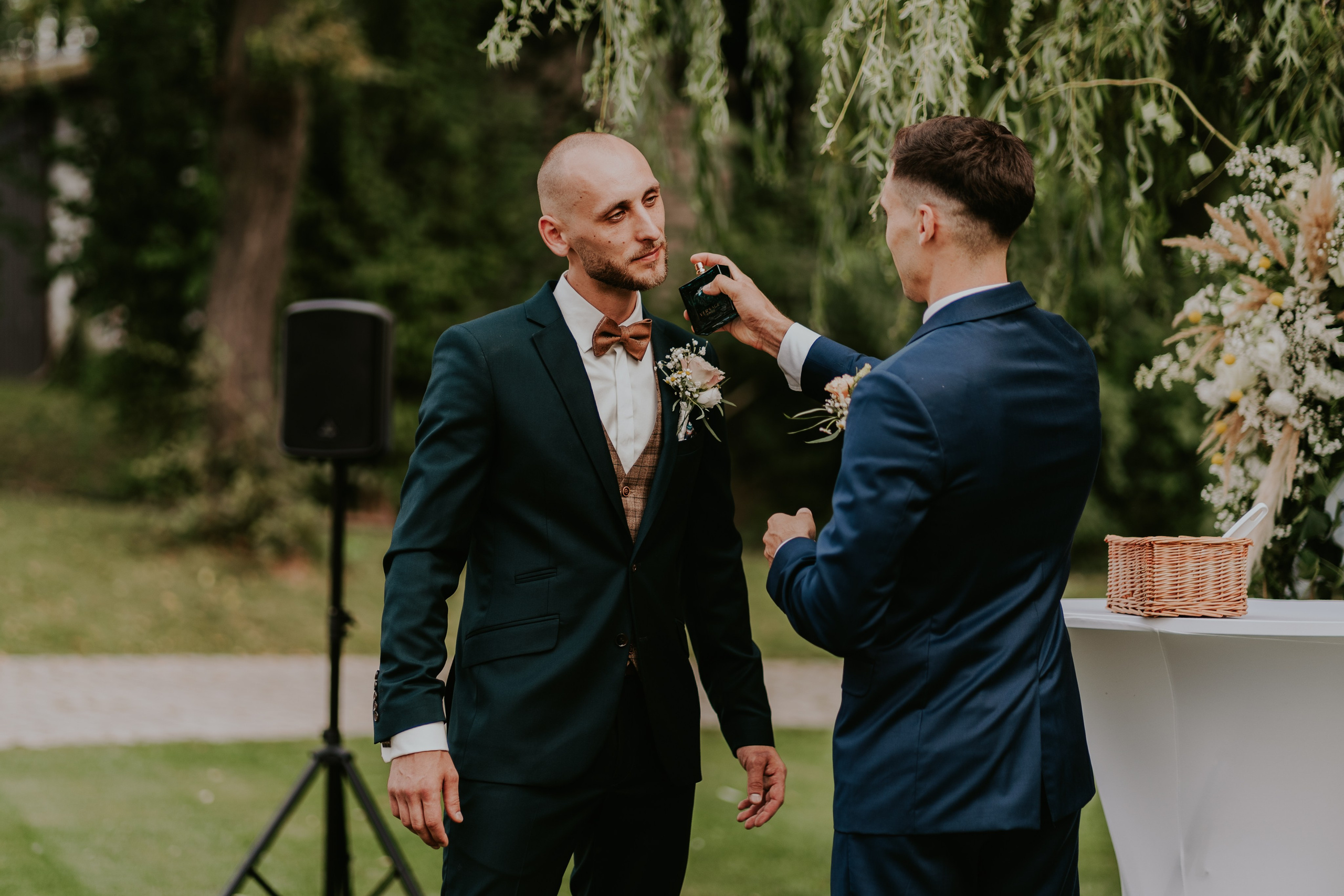 Dwór Wierzbno: plenerowy ślub pod wierzbą. Karkowskafoto - fotografia miłości