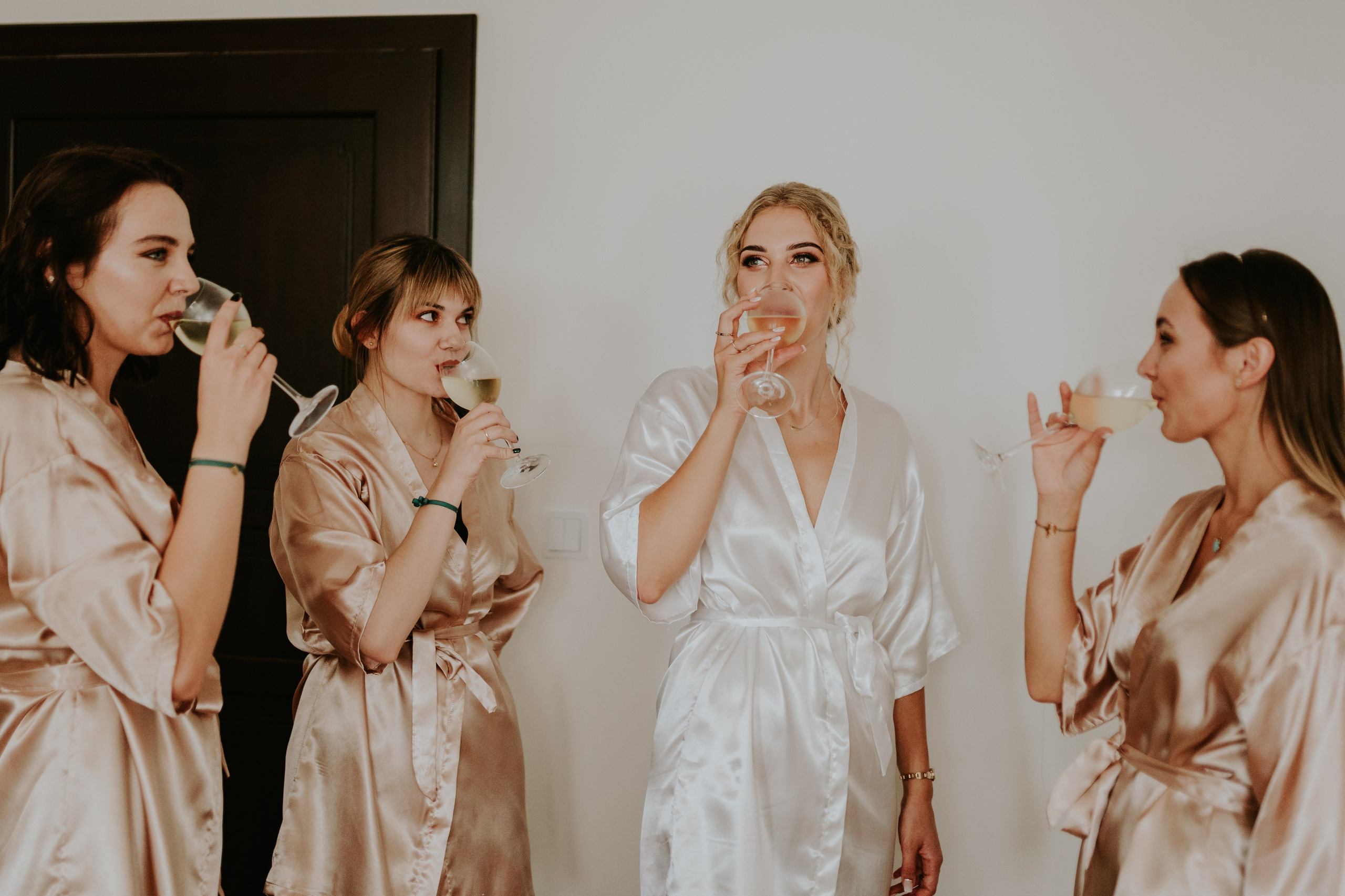 Dwór Wierzbno: plenerowy ślub pod wierzbą. Karkowskafoto - fotografia miłości