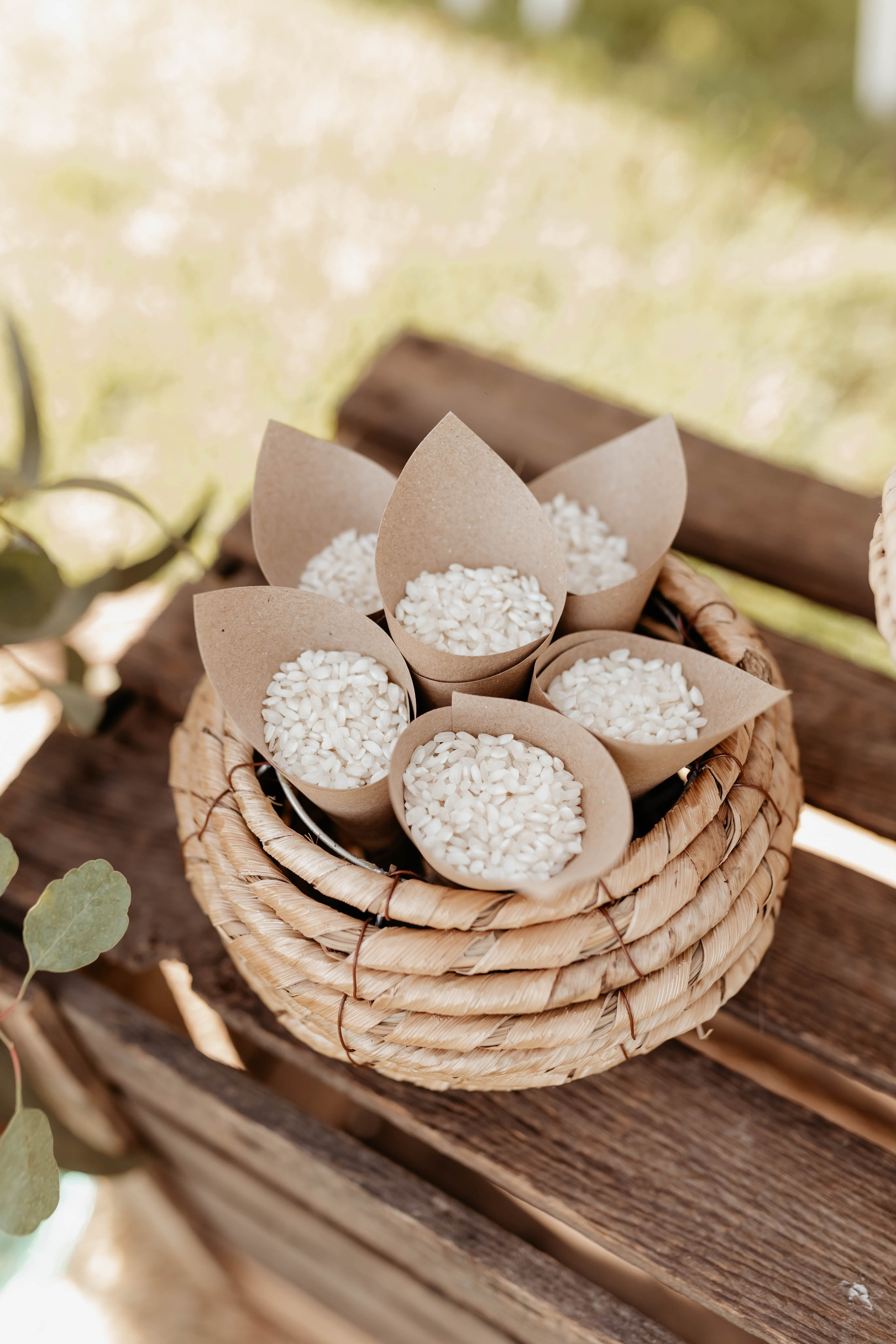 cesta con conos de arroz preparada para los invitados
