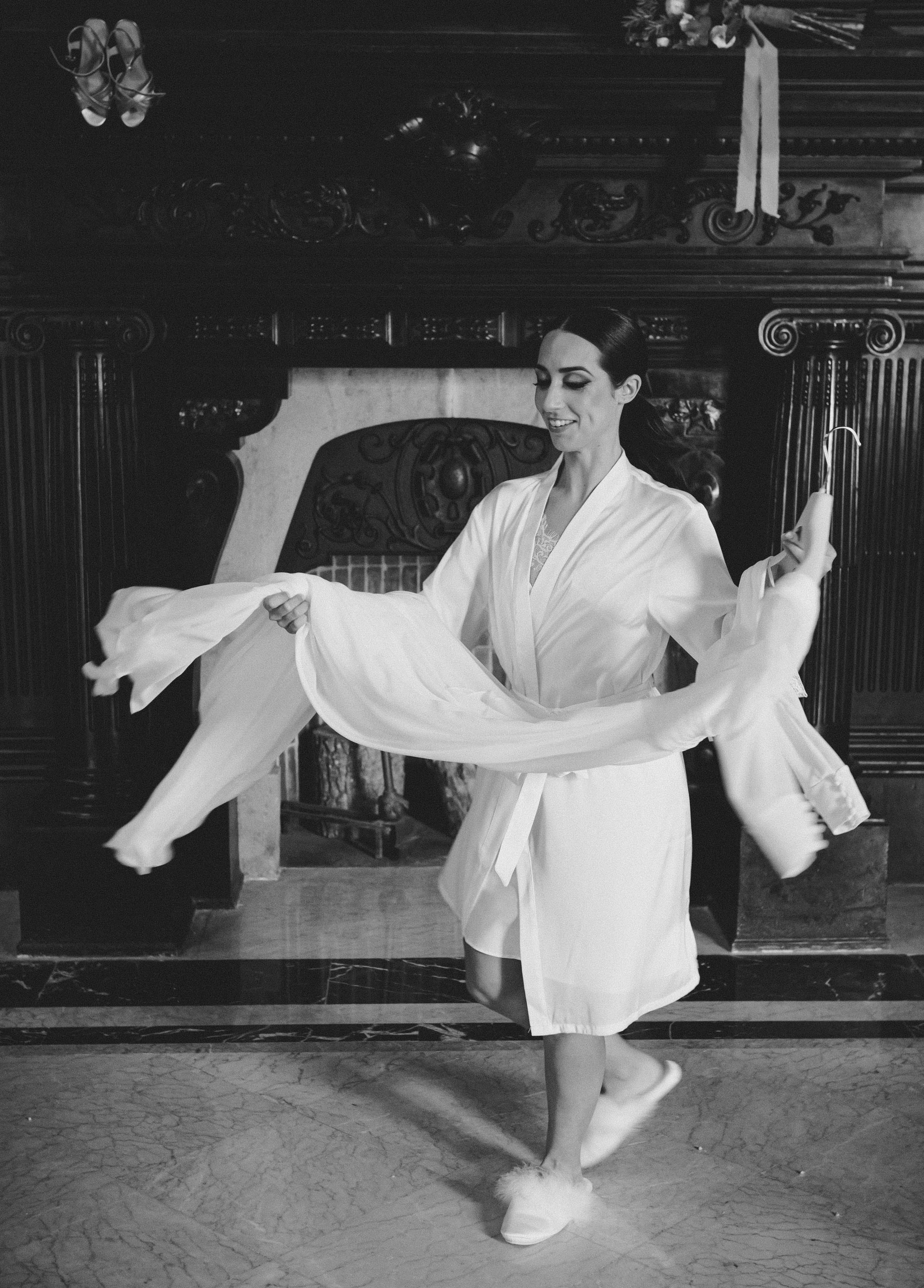 Novia en bata durante los preparativos en Finca Torrefiel