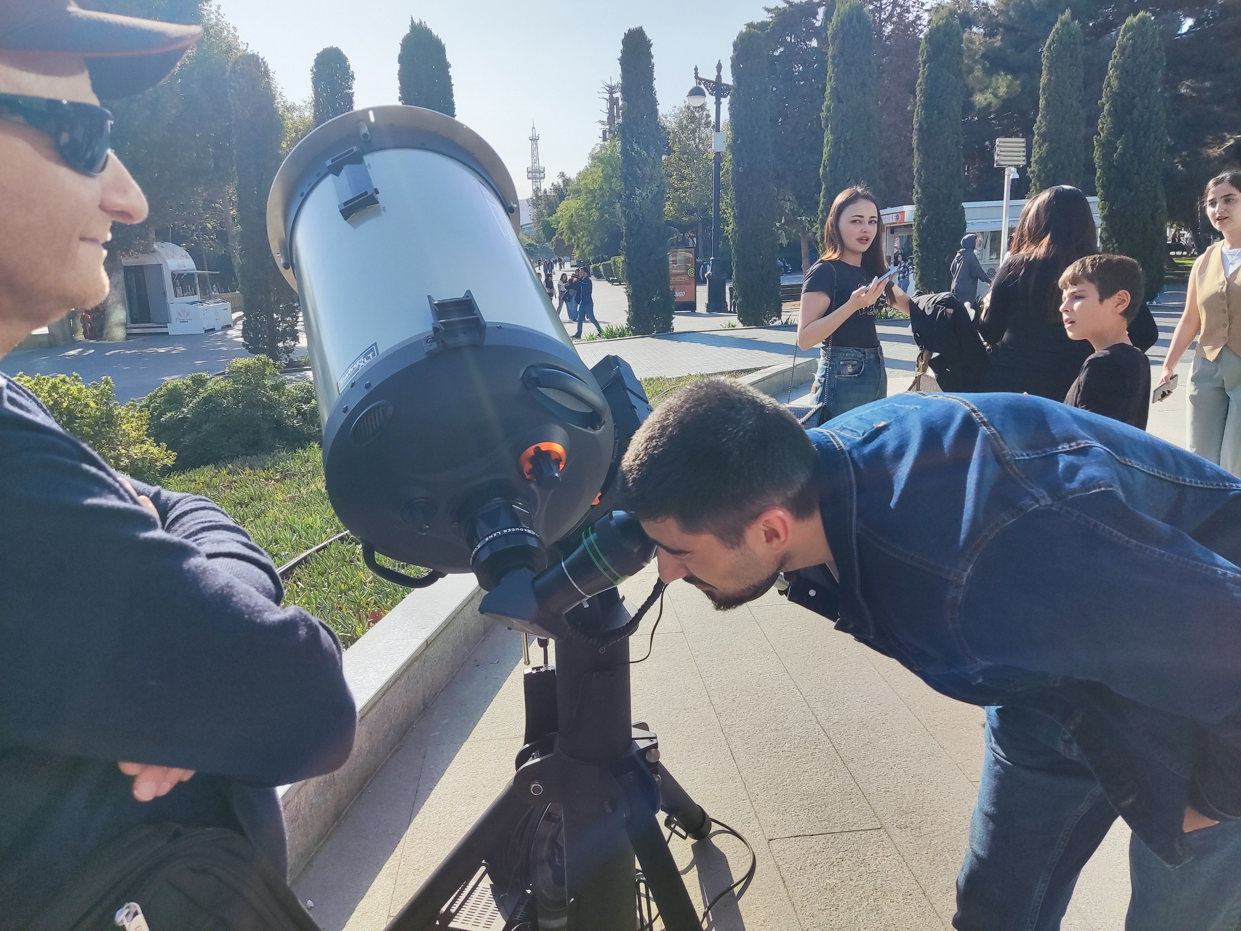 100 saat Astronomiya: Günəşin teleskopla müşahidəsi. Həvəskar Astronomlar Cəmiyyəti — Astronomy.az
