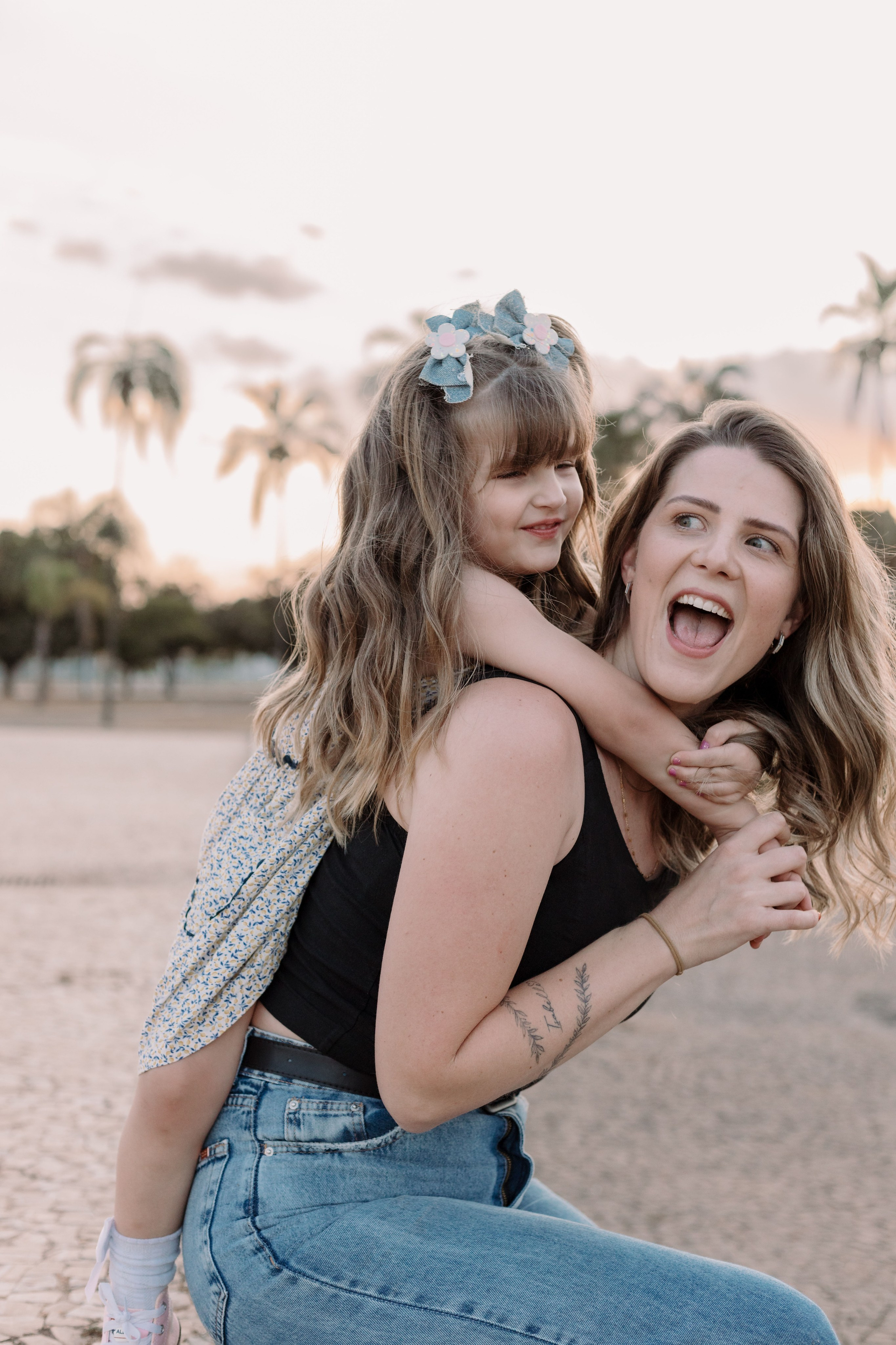Criança sorrindo durante ensaio de família