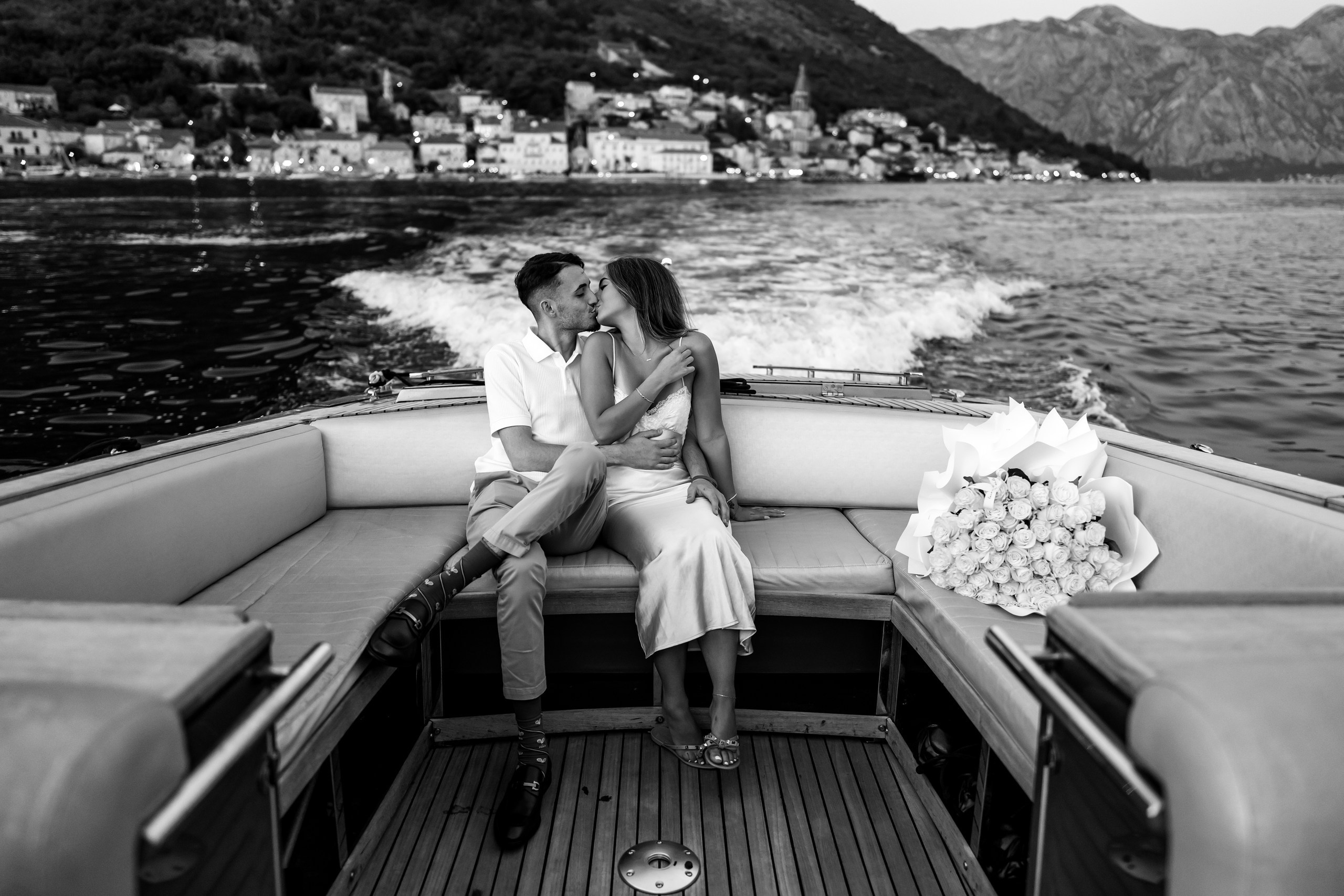 Etter solnedgang: Et sent kveldsfrieri på båt i Perast, Montenegro