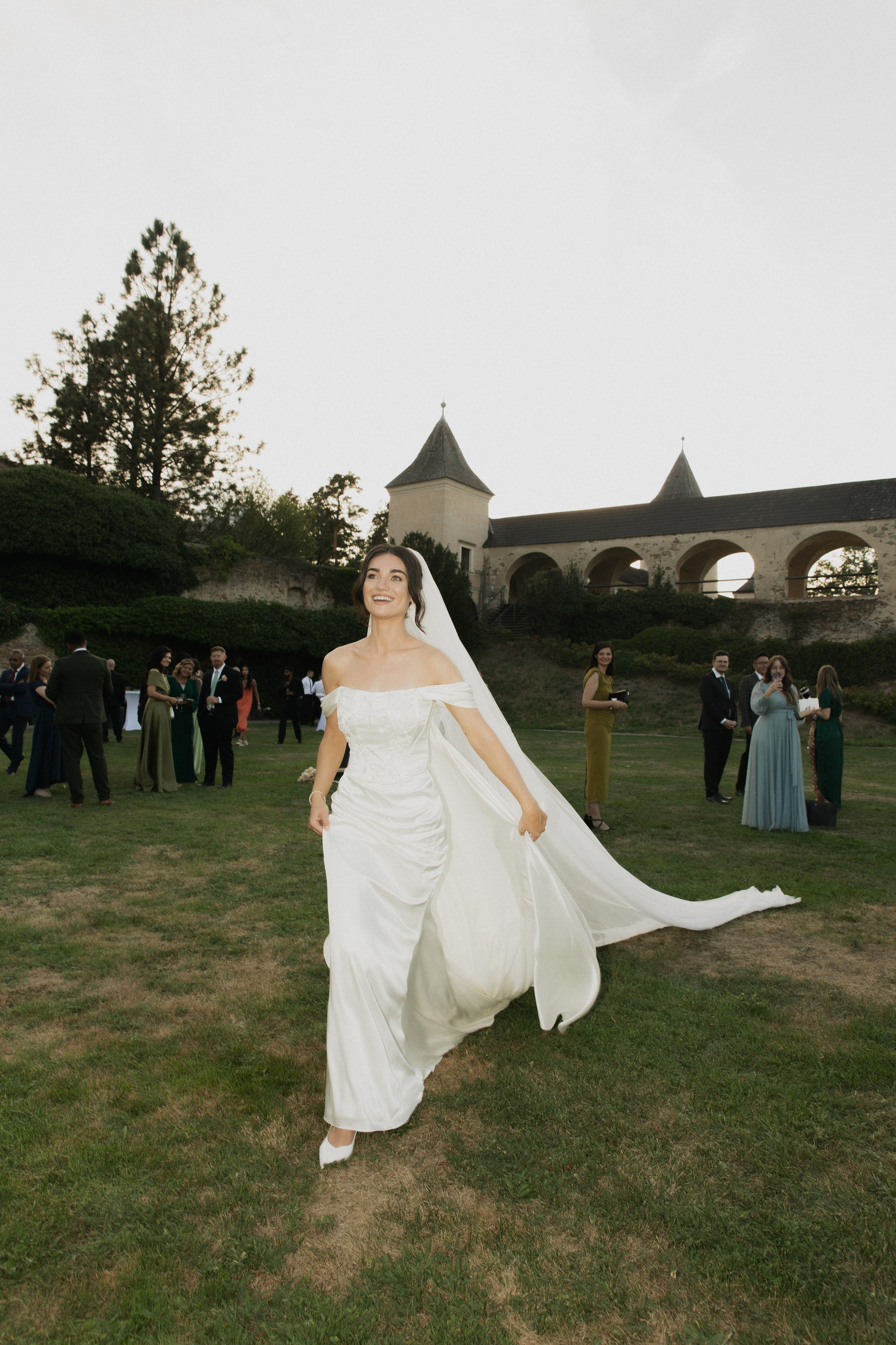Elegant Castle Wedding in Austria | Alwin & Ruth’s Fairytale Celebration. Wedding photographer and videographer based in Timisoara, Romania