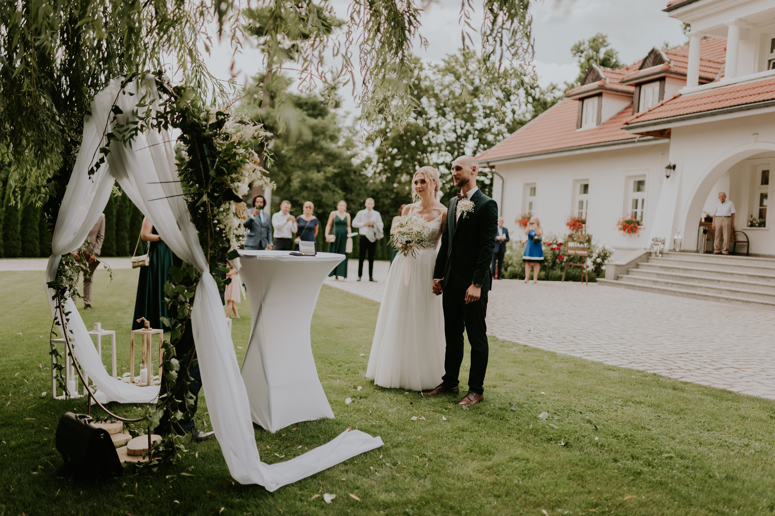 Dwór Wierzbno: plenerowy ślub pod wierzbą. Karkowskafoto - fotografia miłości