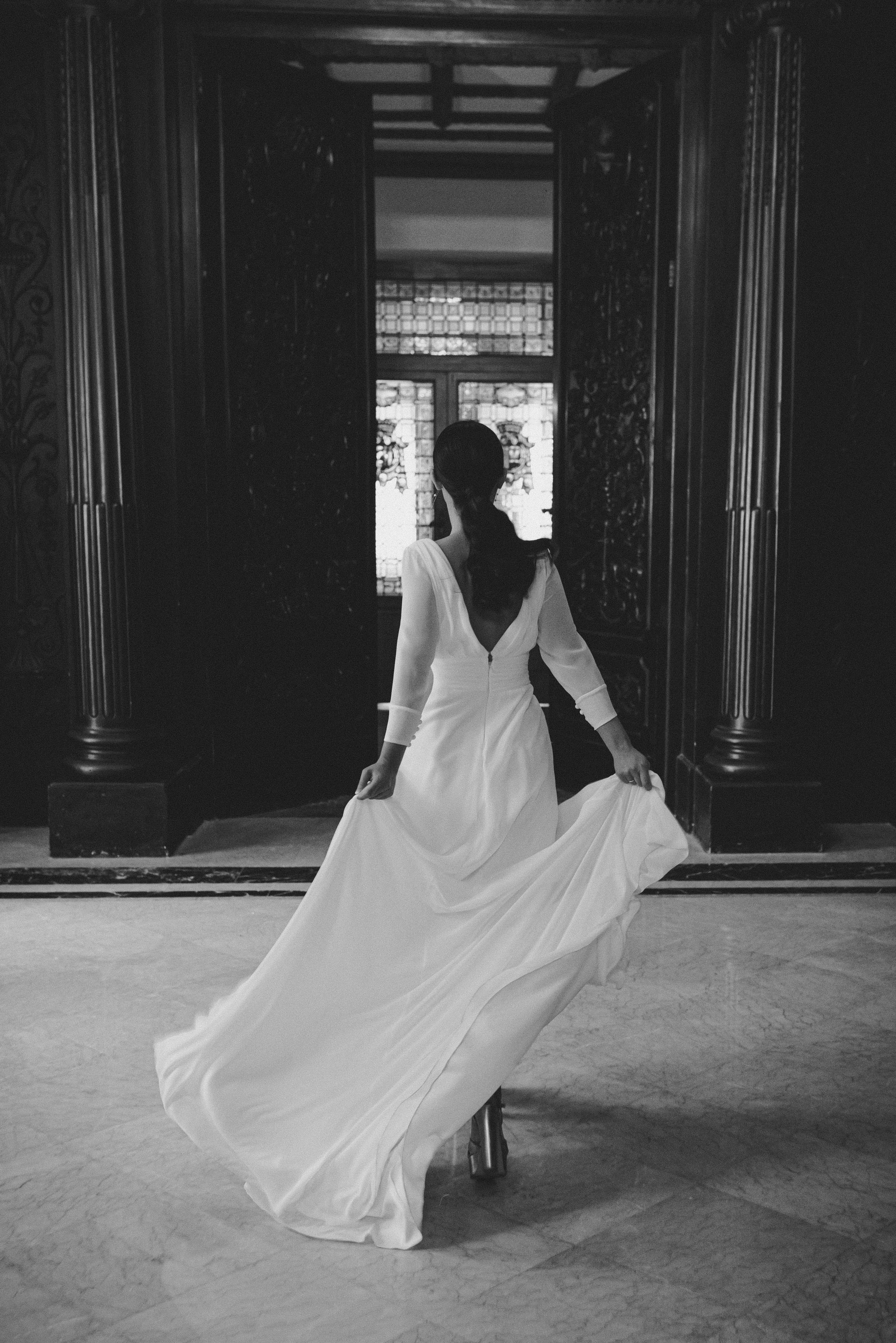 Novia caminando entre hojas de otoño en Finca Torrefiel