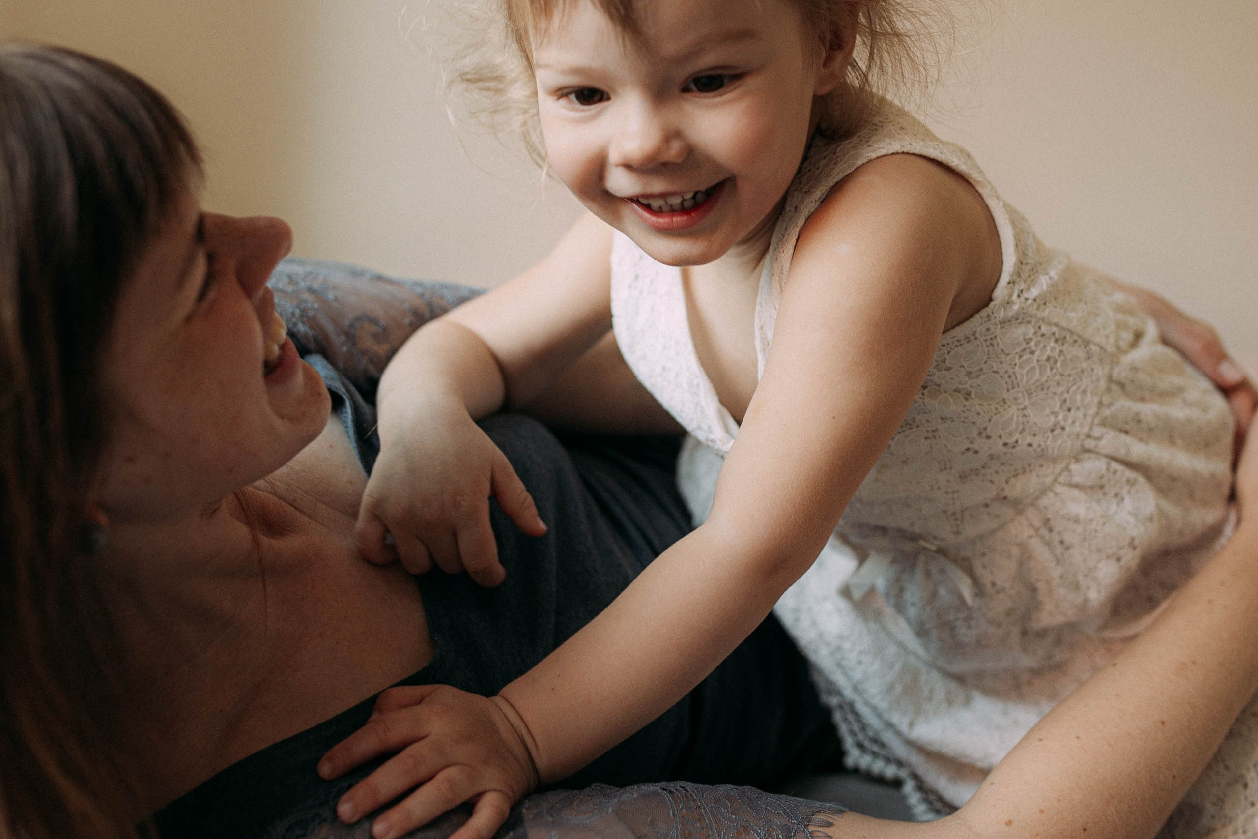 Ģimenes fotosesijas mājās ar īpašu enerģiju