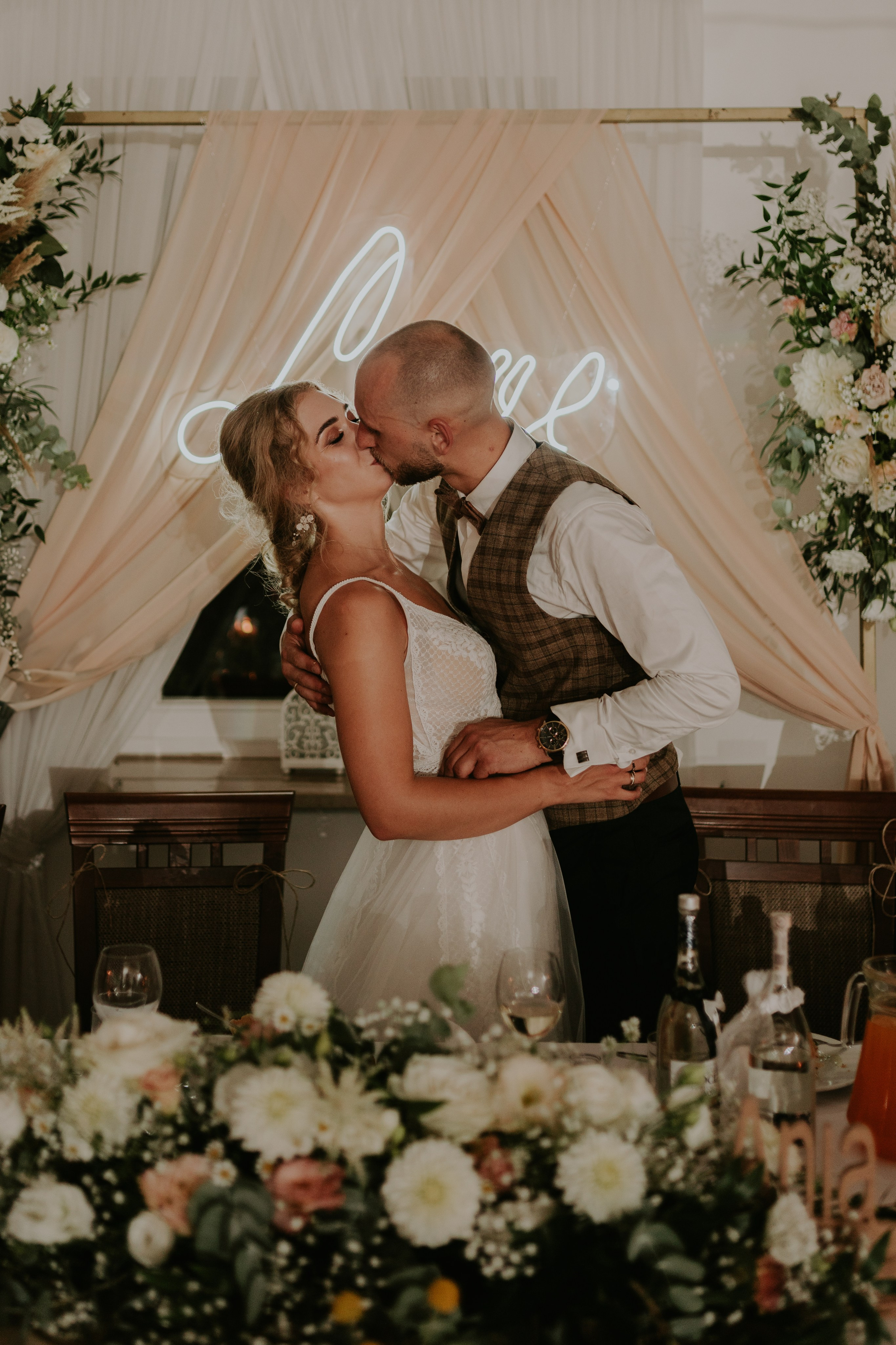 Dwór Wierzbno: plenerowy ślub pod wierzbą. Karkowskafoto - fotografia miłości