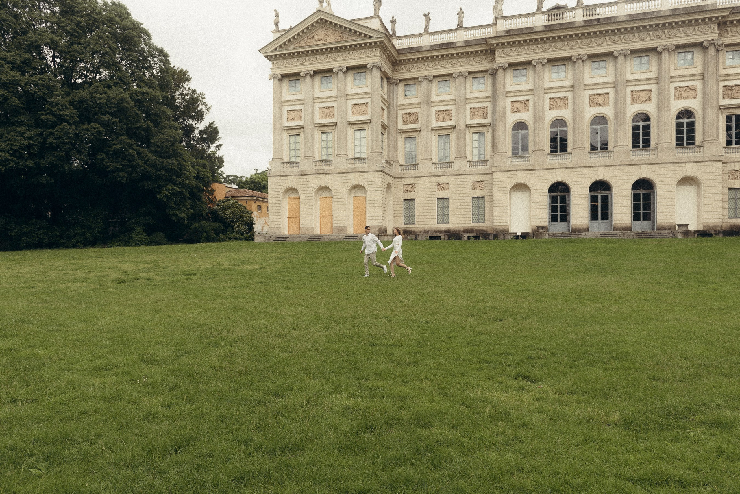 Marriage proposal. Engagement for a romantic couple. Couple photoshooting in Milano (Italy). Premarital photo session. Elopment photos