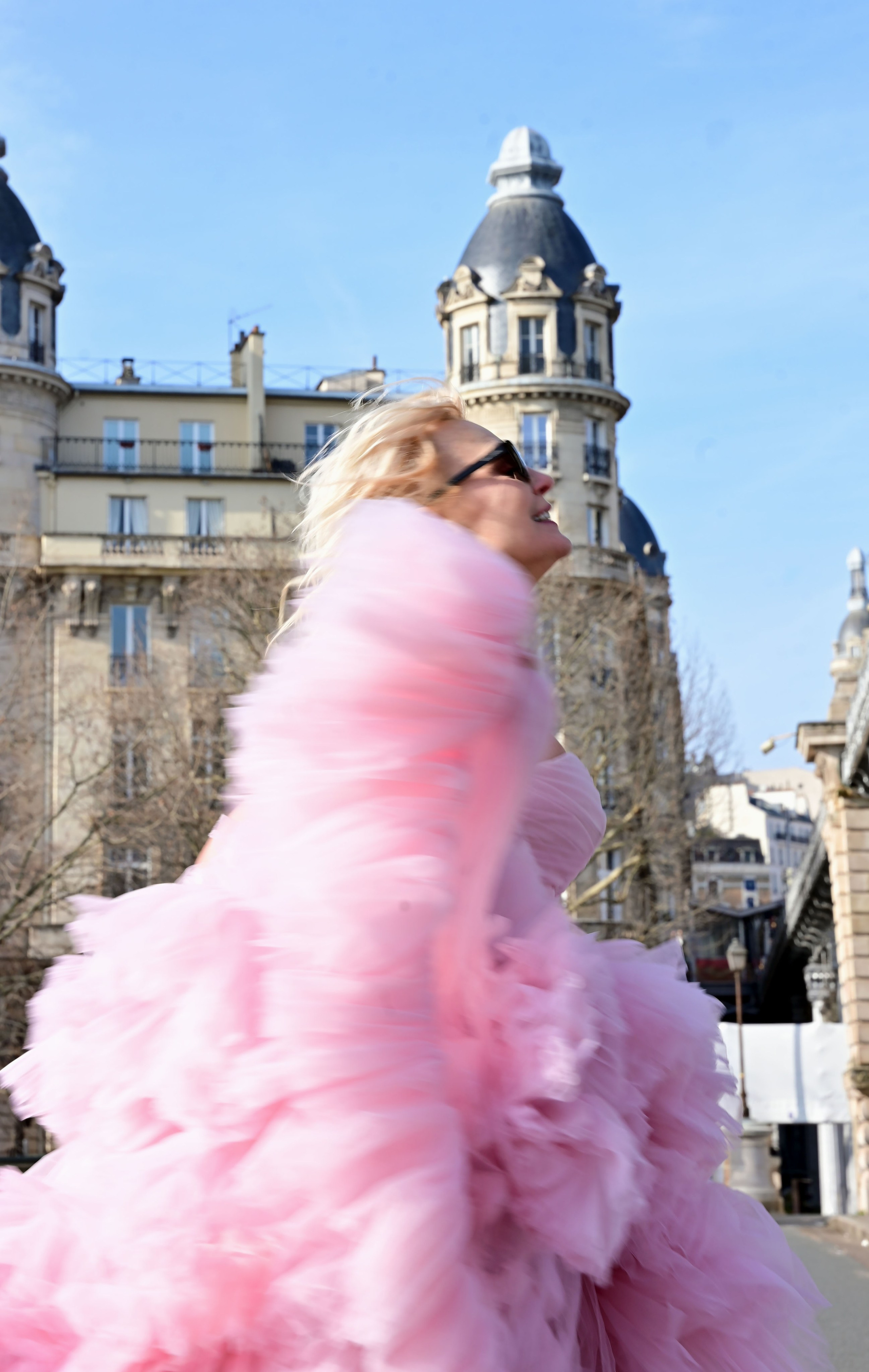 Street photoshoot in Paris. Alina Tagzieva- a photograper in Paris