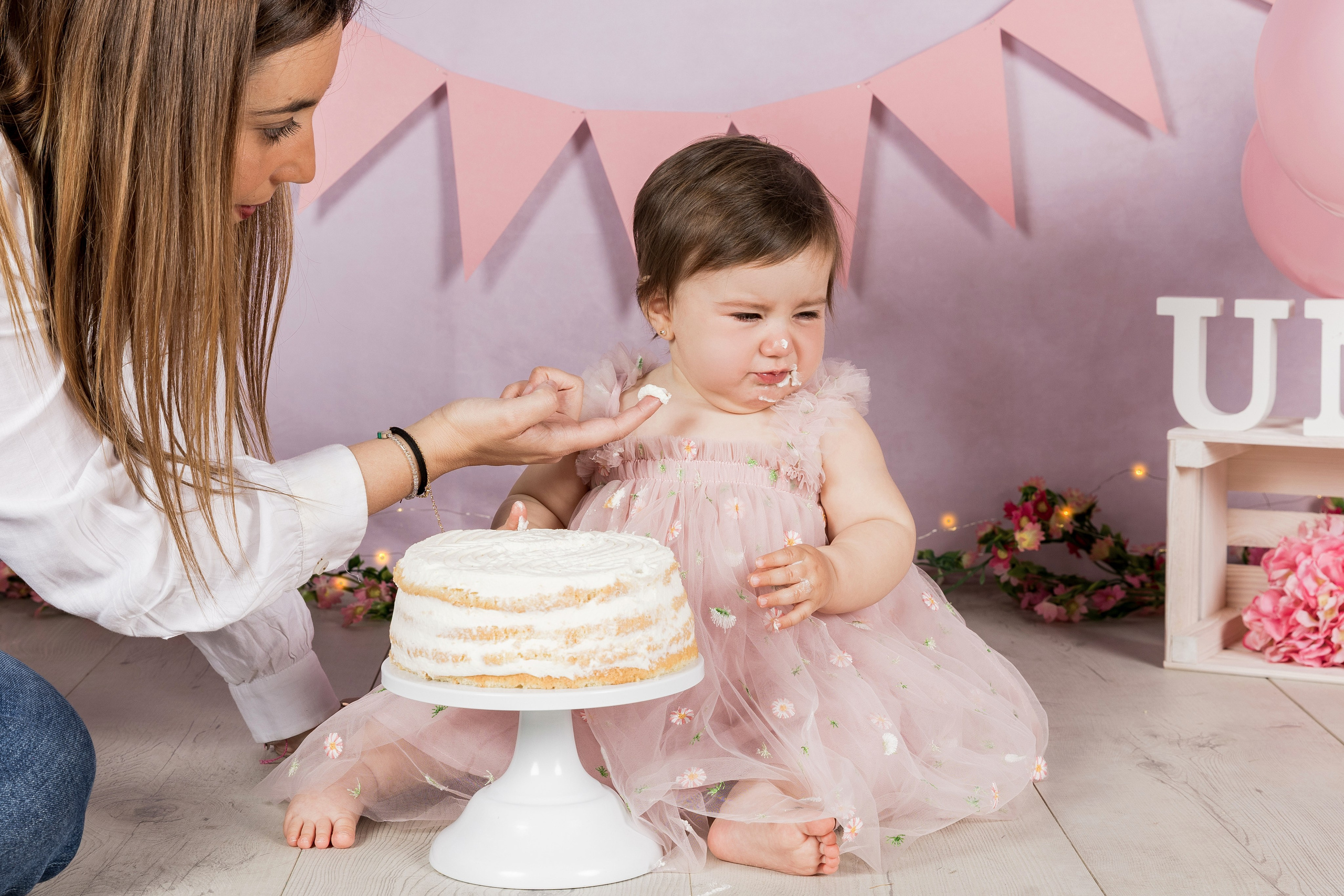 Sesión de fotos 1 año con familia y tarta | Rainbox. Rainbox Estudio de Fotografía