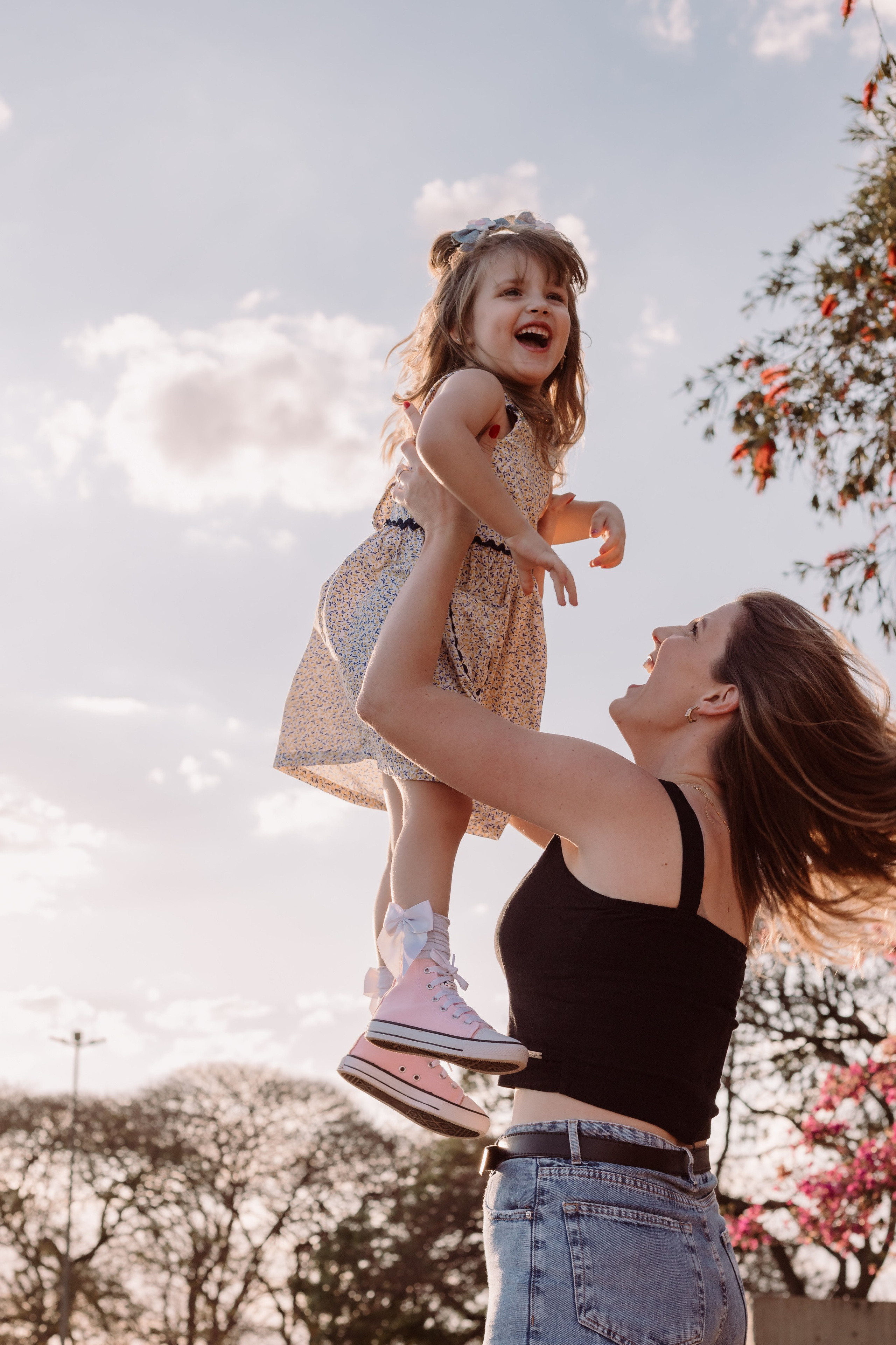 Ensaio família com brincadeiras ao ar livre