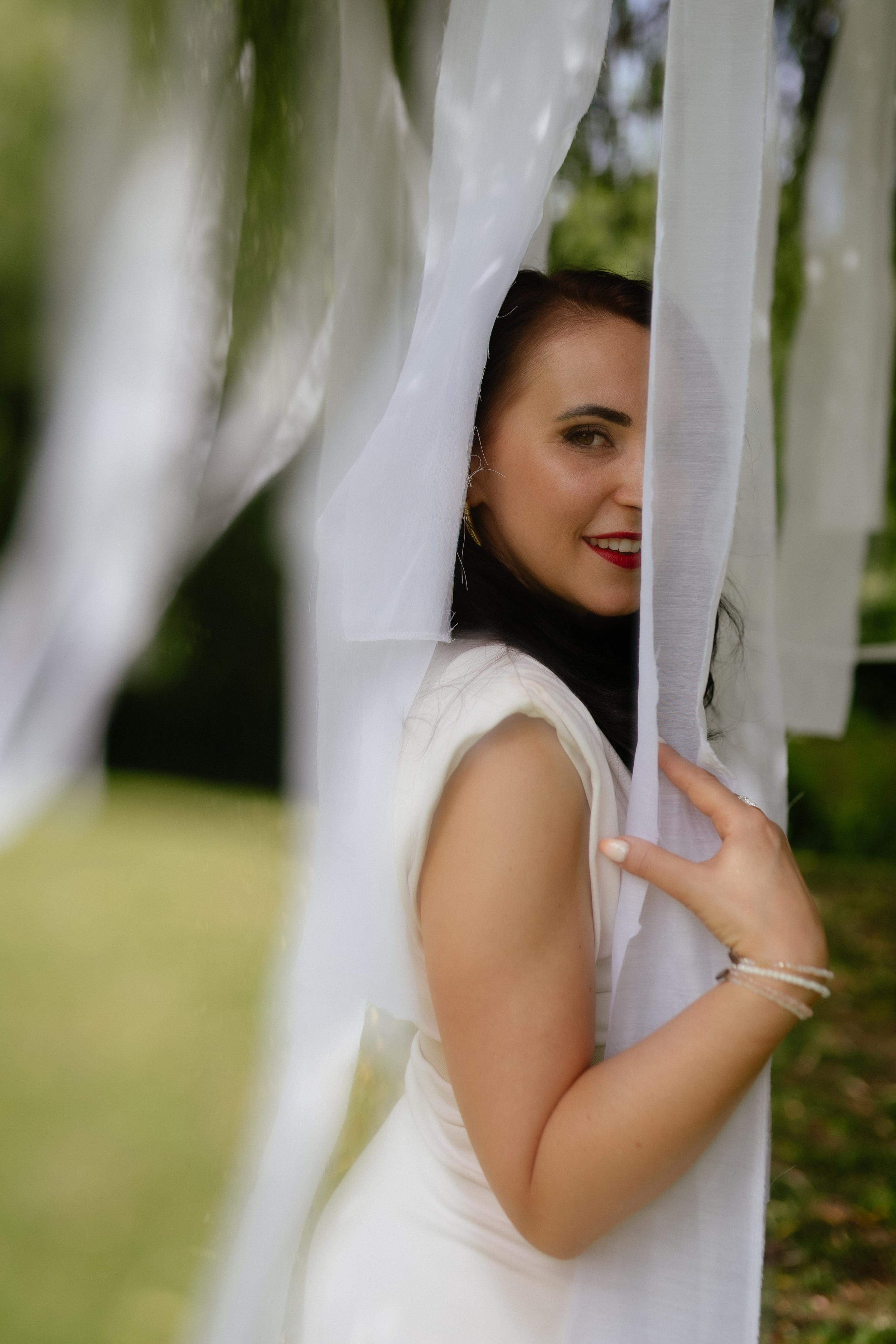 Stilvolles und authentisches Frauenporträt in einem schönen Outdoor-Setting