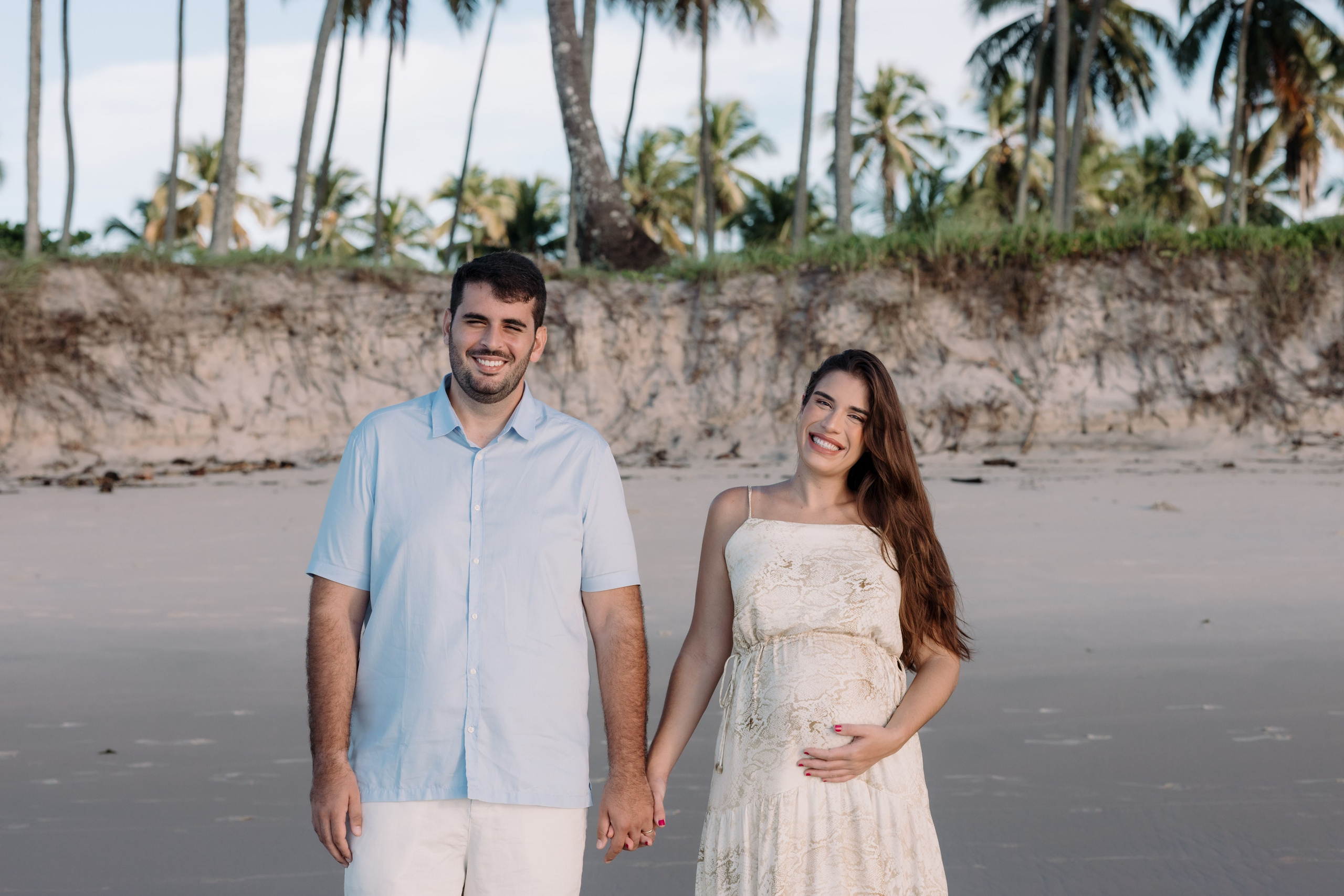 Casal em ensaio gestante na Praia do Paiva