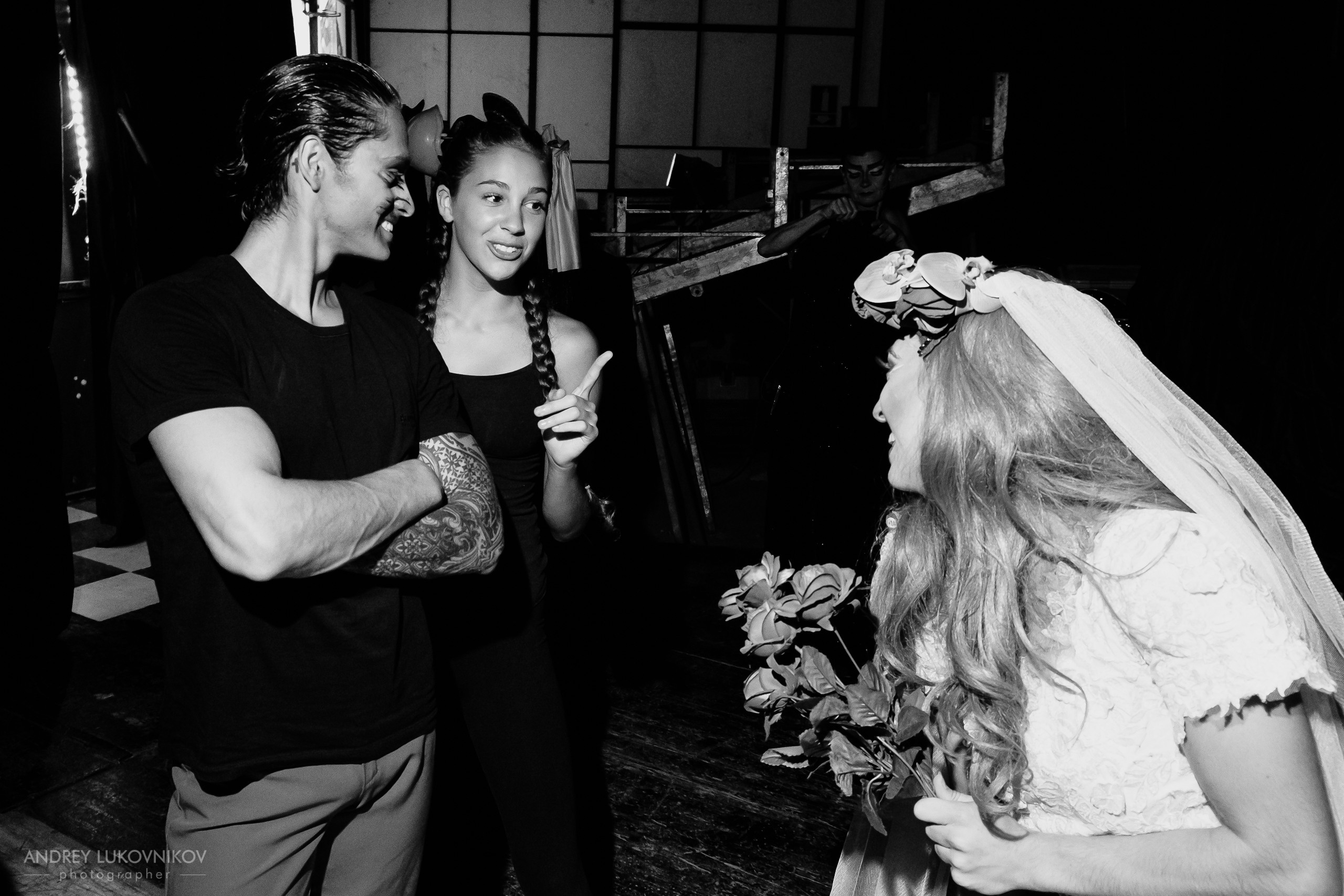 Sesión de fotos entre bastidores en El Circo Encantado: la vida de los artistas tras bambalinas