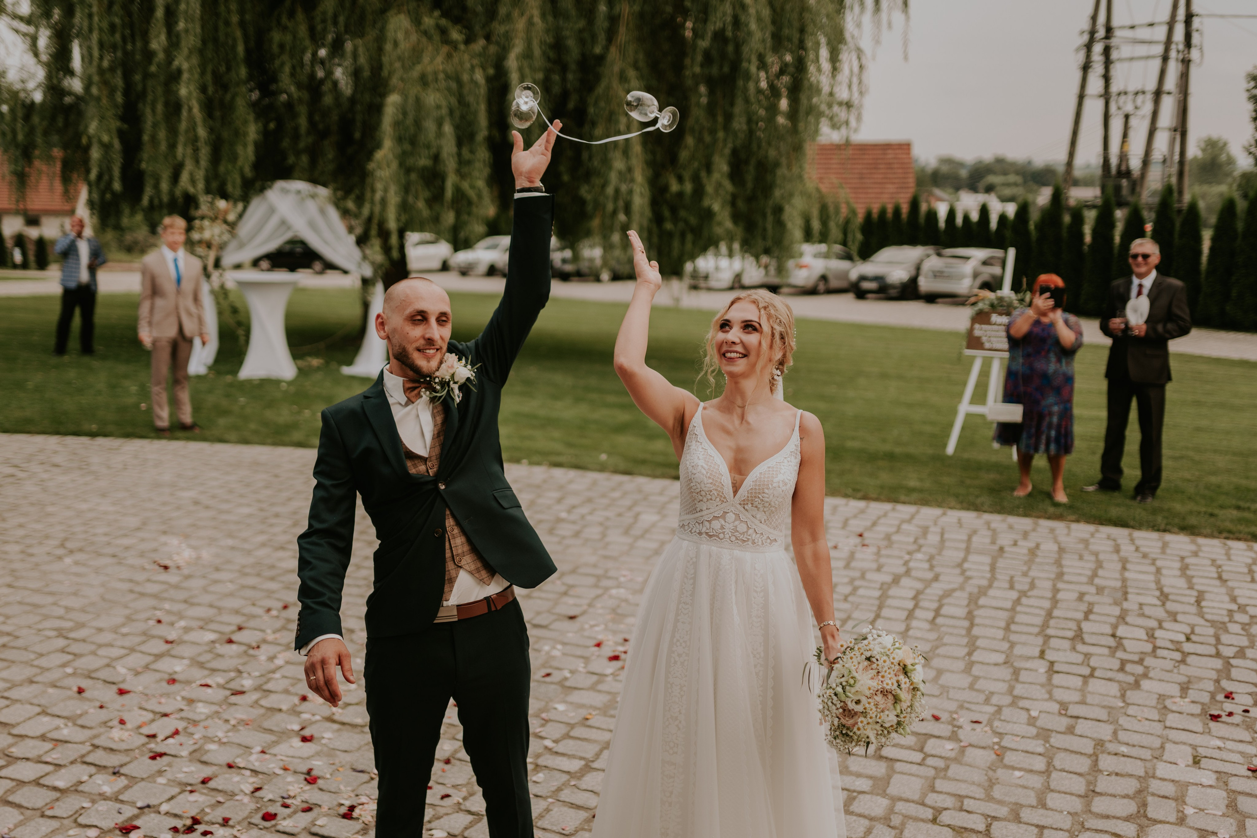 Dwór Wierzbno: plenerowy ślub pod wierzbą. Karkowskafoto - fotografia miłości