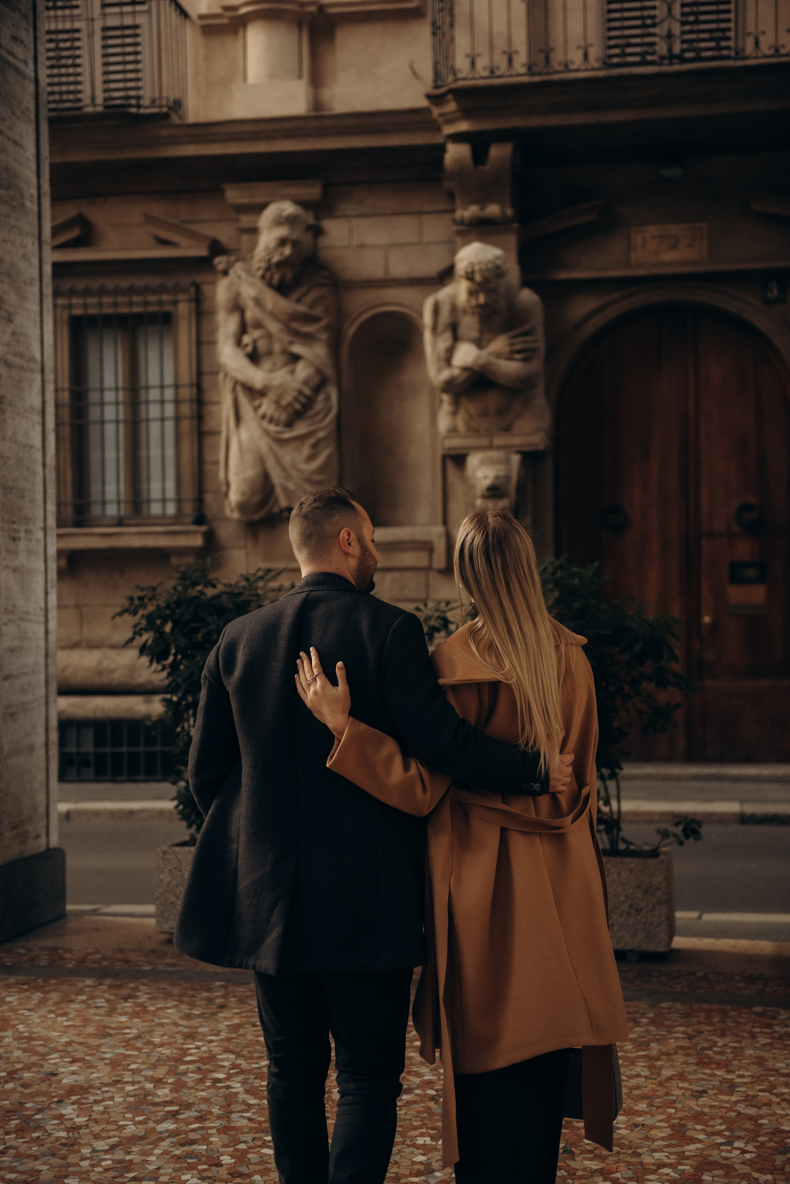 Photo session walking through the streets of Milan. Engagement. Love photos. Emotional storytelling photographer in Milan