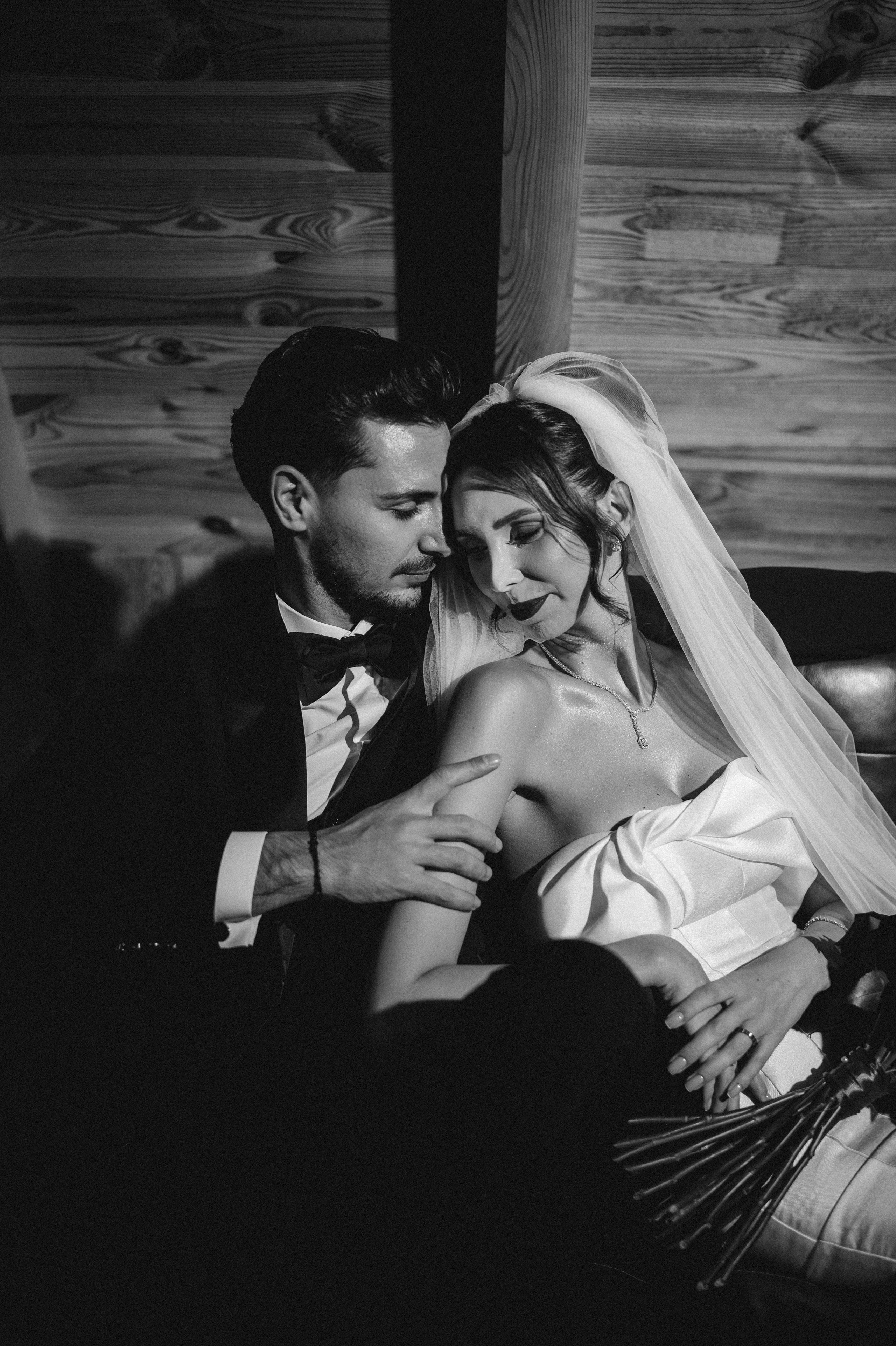 Portret de cuplu în interiorul minimalist de lemn de la Cabana Masiv Comănești.