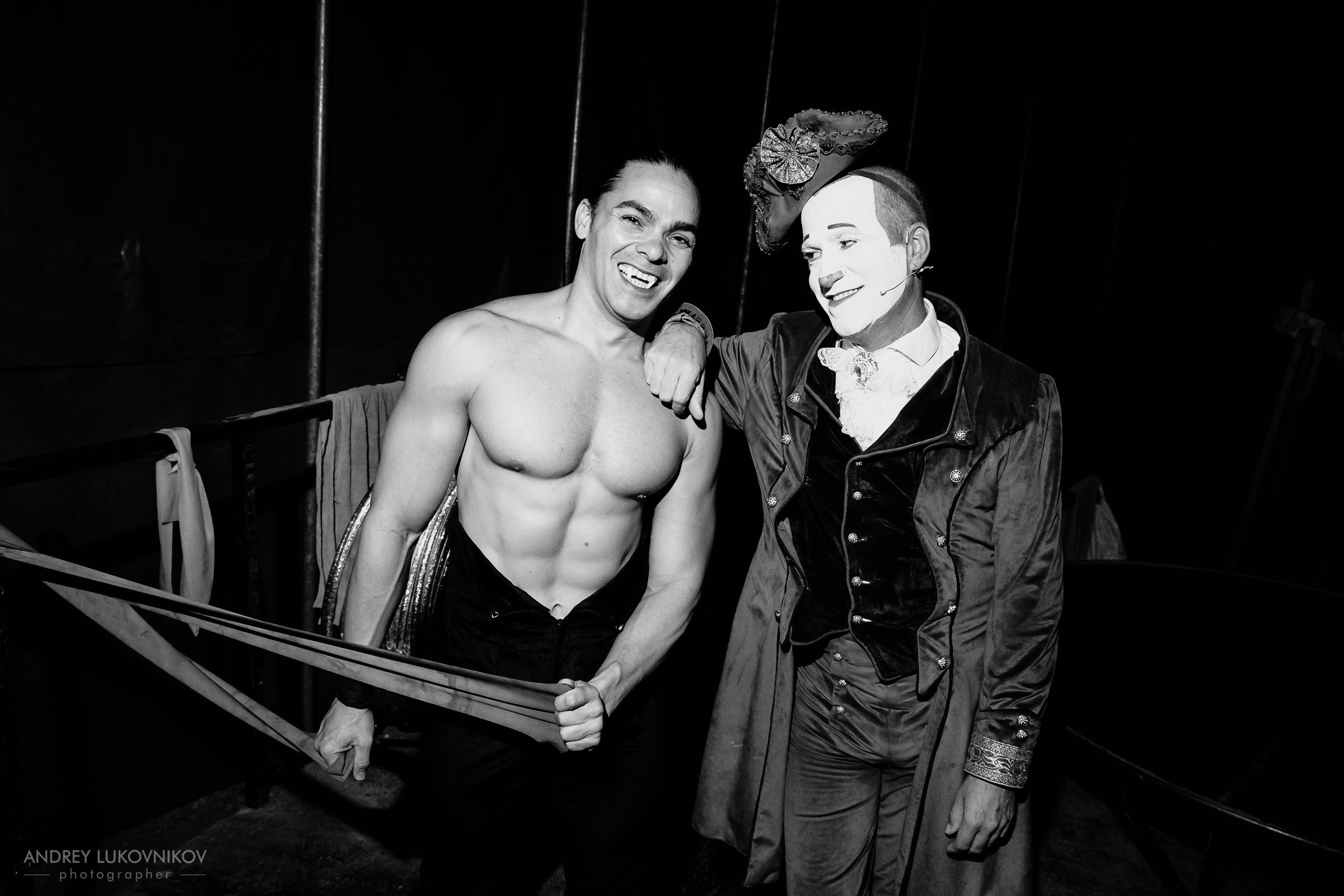 Sesión de fotos entre bastidores en El Circo Encantado: la vida de los artistas tras bambalinas