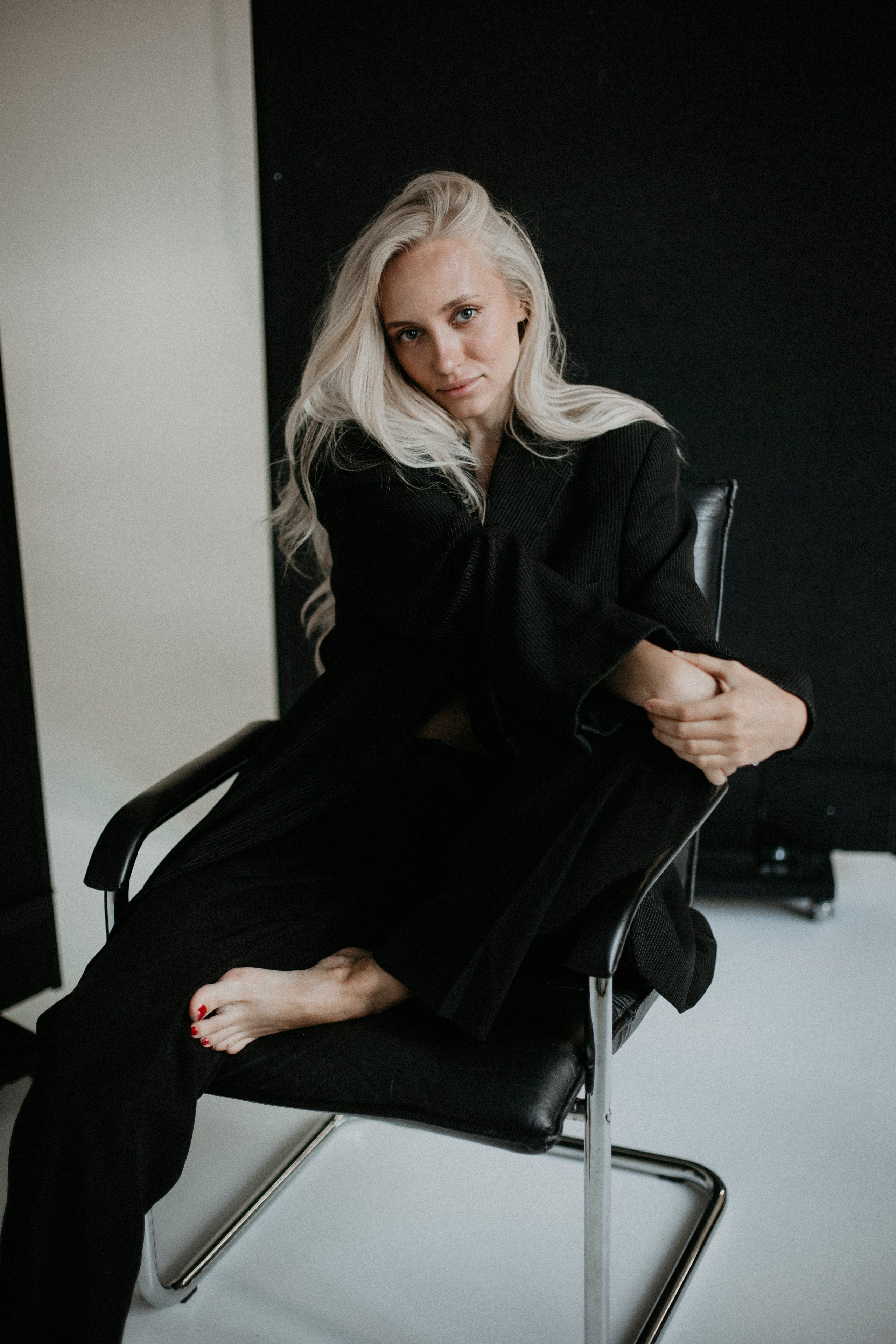 Individual photoshoot of a woman in a studio in Vilnius.