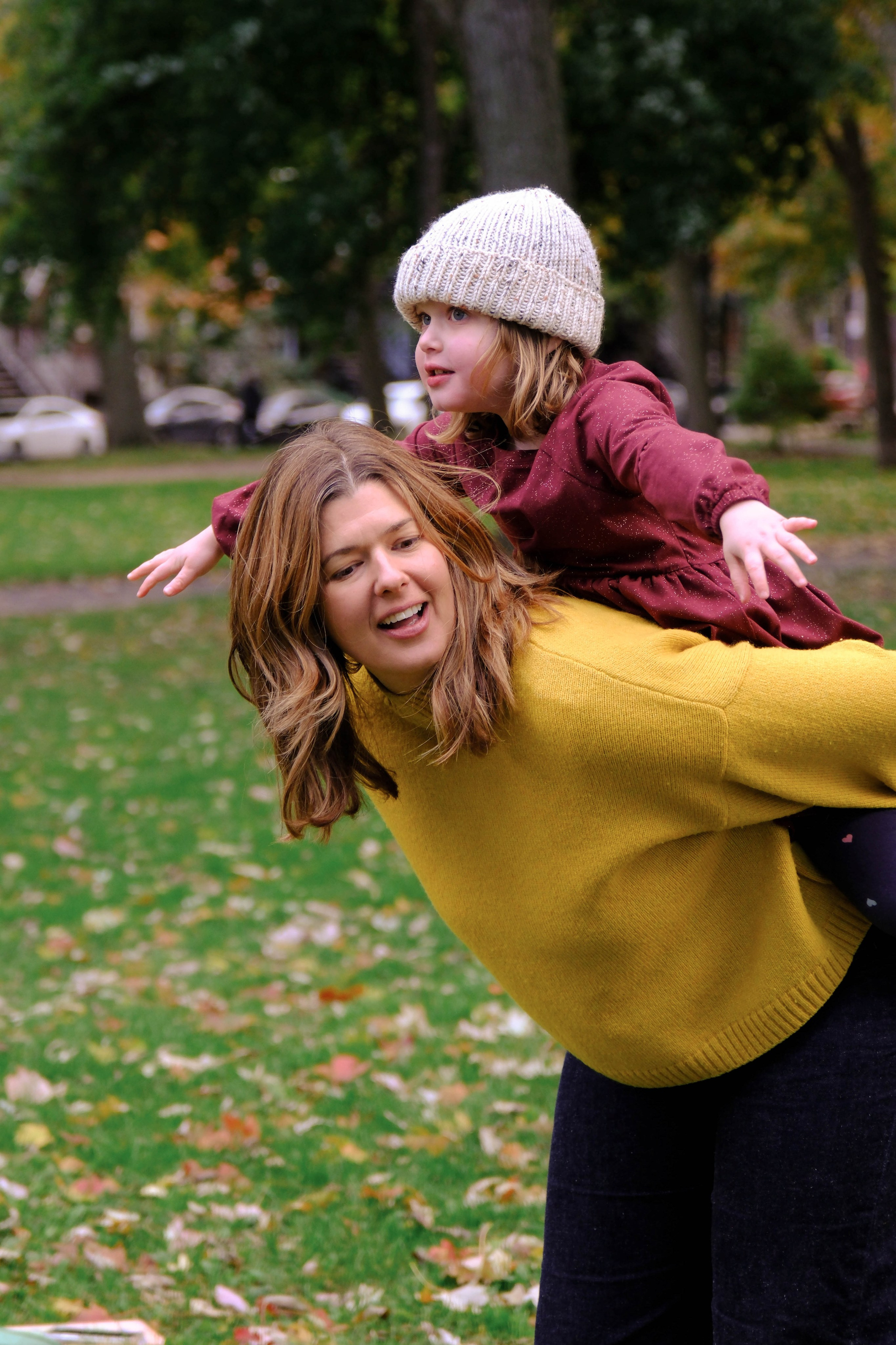 Photo shoot mom and daughter, happy moments at Laurier Parc, Montreal