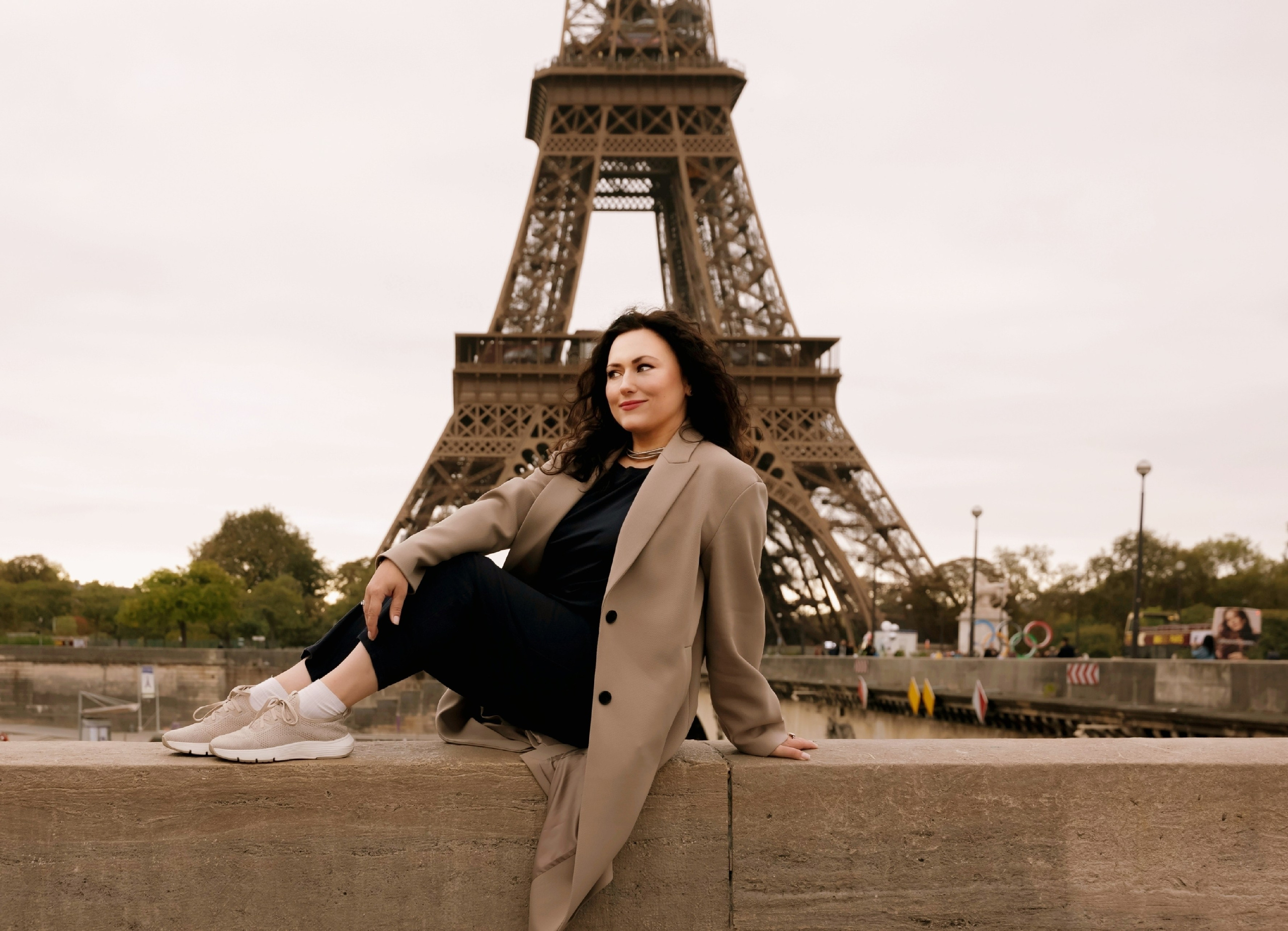 Street photoshoot in Paris. Alina Tagzieva- a photograper in Paris