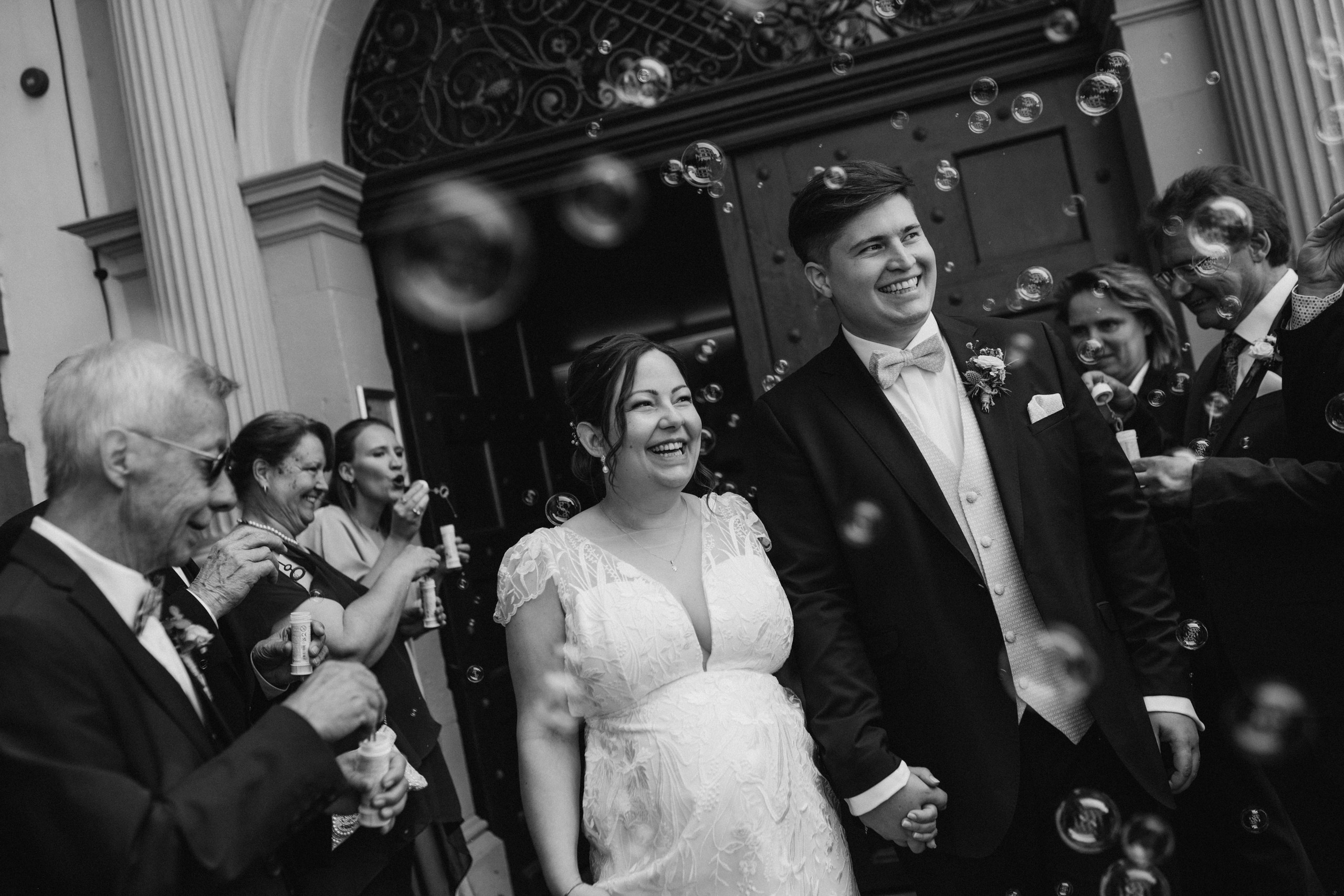 Sarah & Julian – Sommerhochzeit voller Liebe in Würzburg | Anna Saribekyan Fotografie. Anna Saribekyan – Beste Hochzeitsfotografin in Würzburg, Top 10 in Deutschland