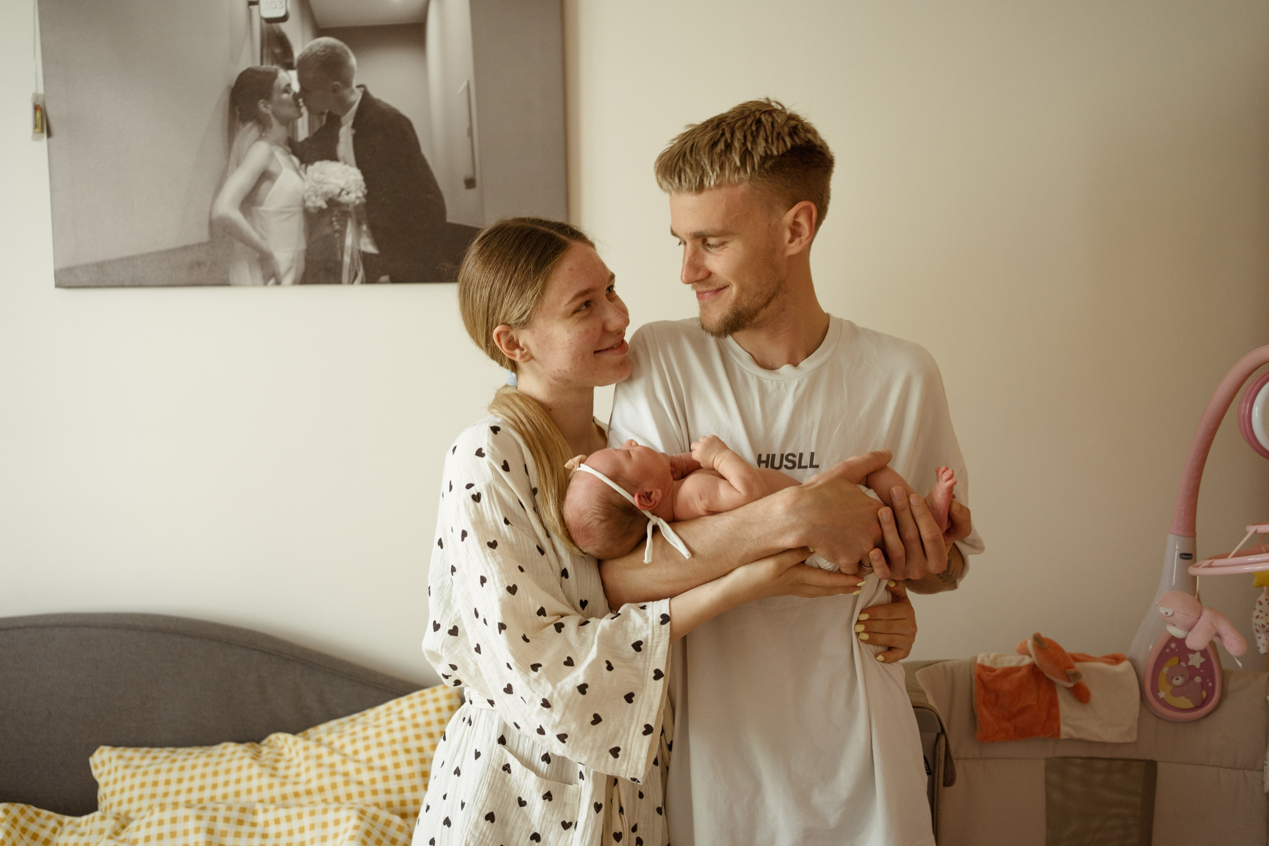 Tata śpiący obok dziecka – naturalna sesja rodzinna w Łodzi