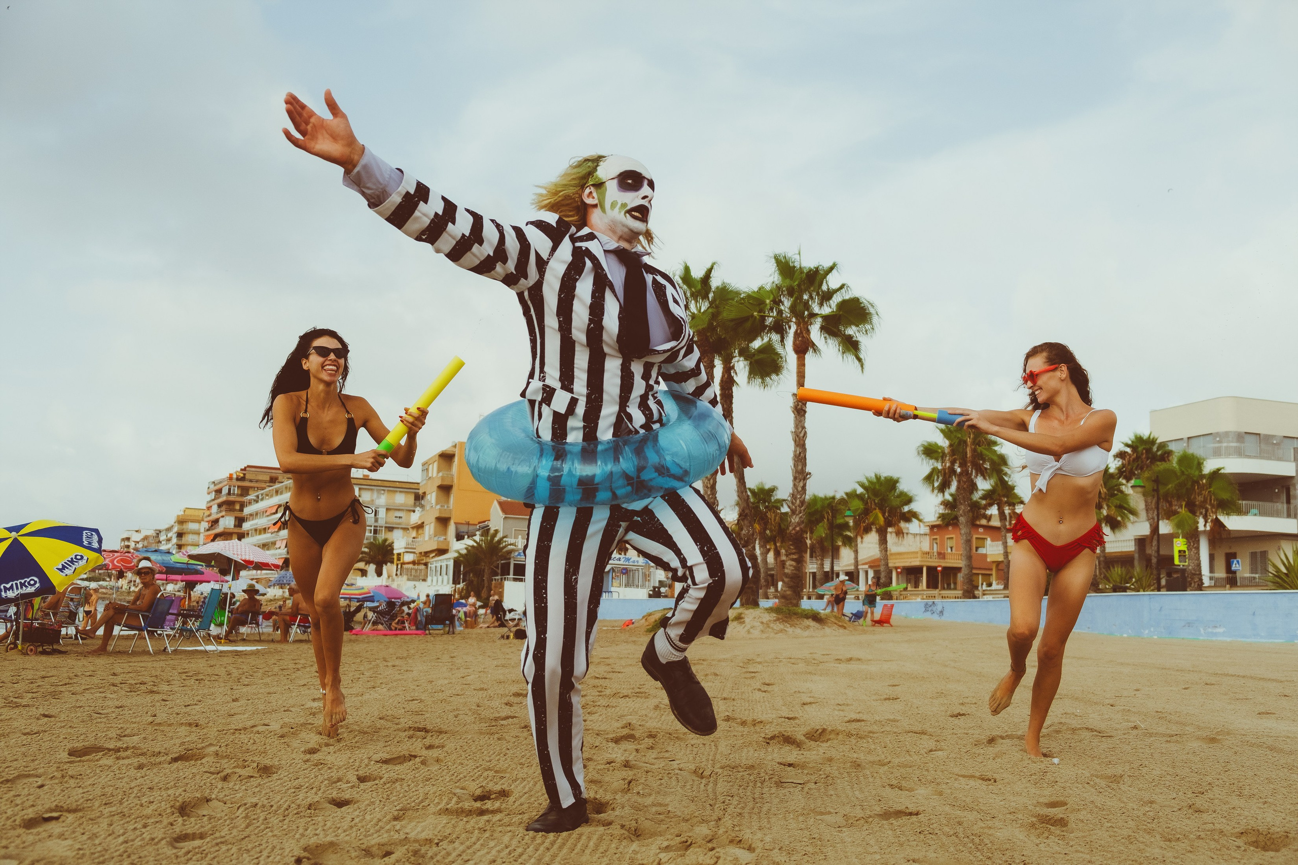 Beetlejuice на море: Экспериментальная фотосессия с цирковыми артистами — Фотограф Андрей Луковников