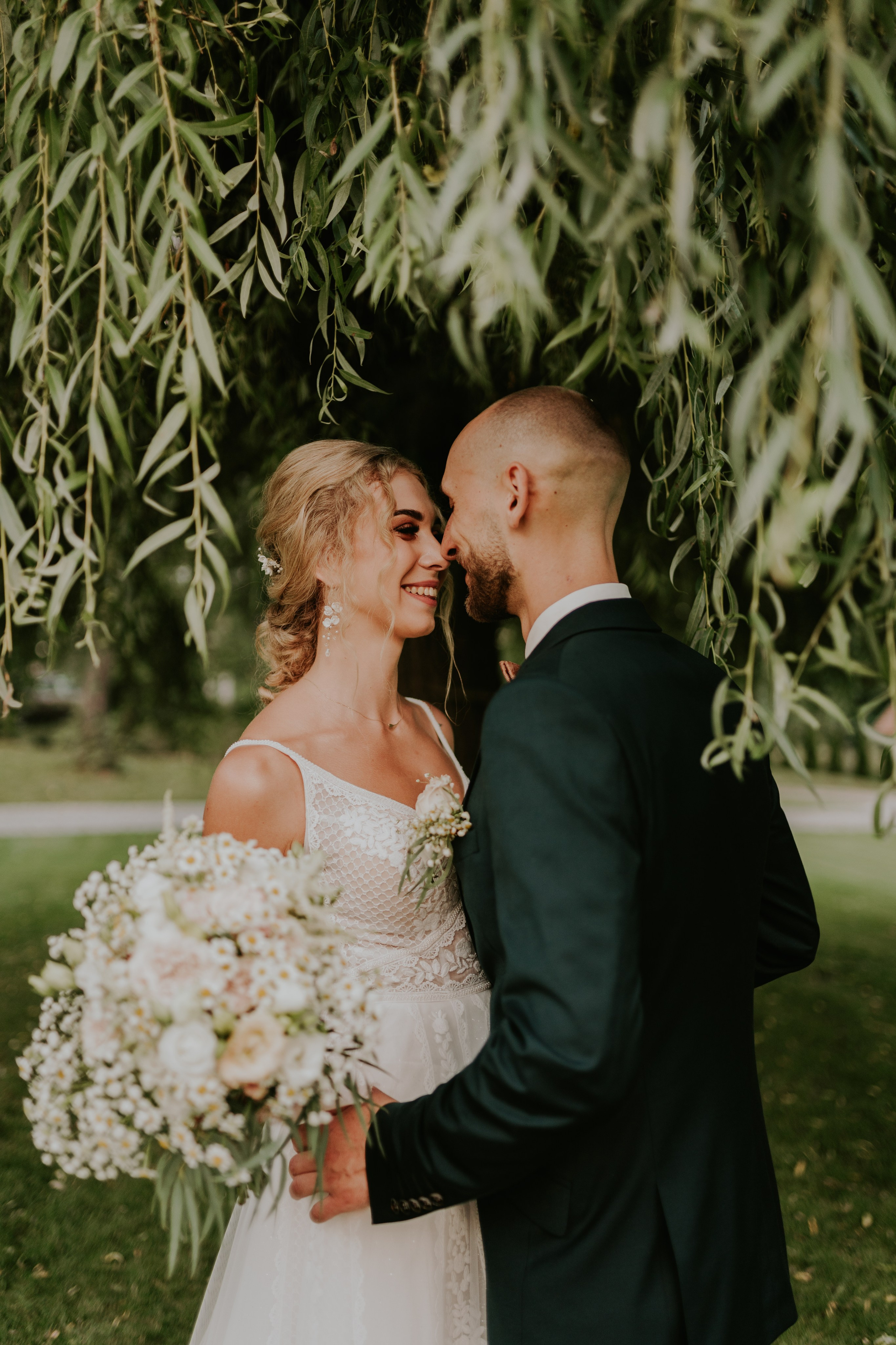 Dwór Wierzbno: plenerowy ślub pod wierzbą. Karkowskafoto - fotografia miłości