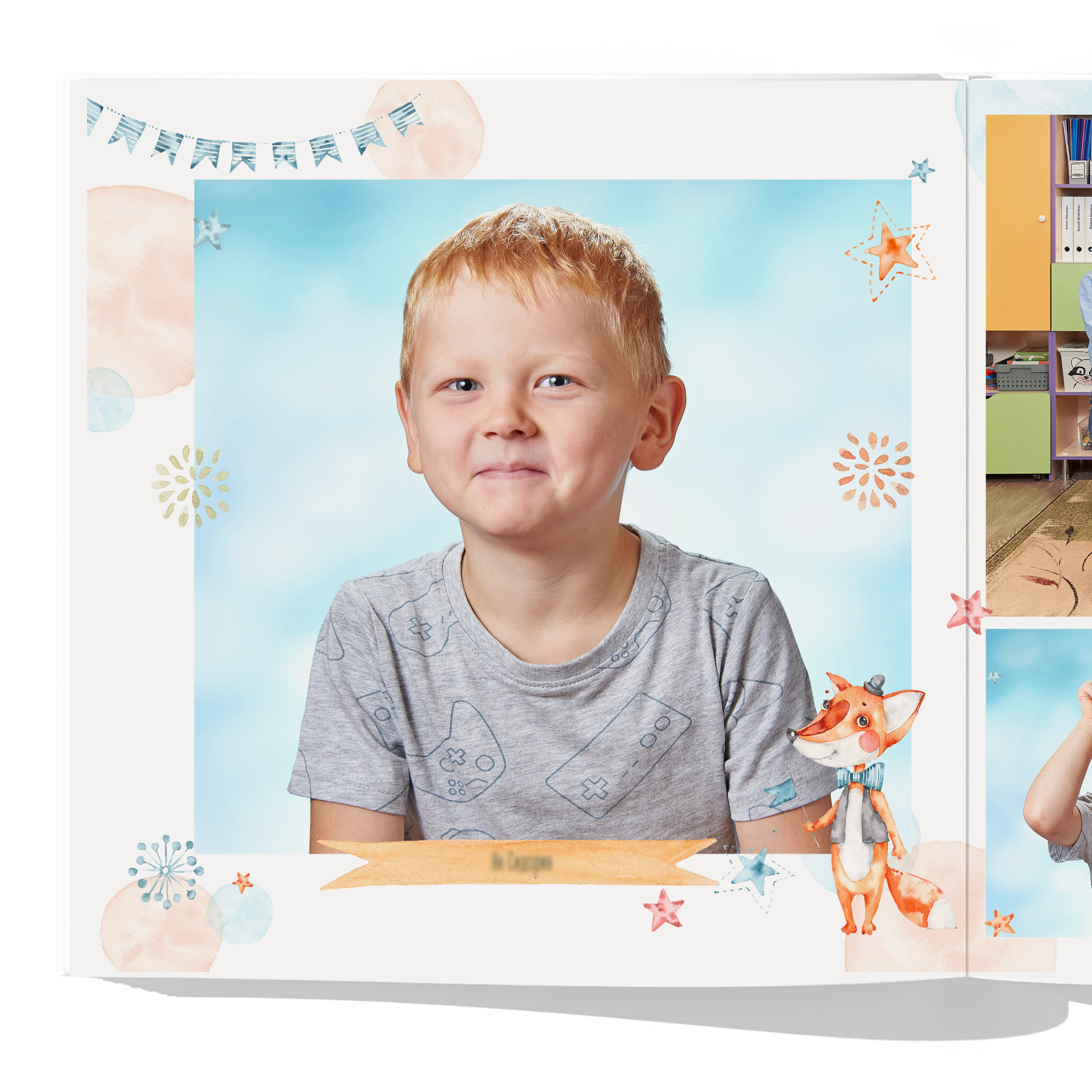 Разворот с веселыми фотографиями ребенка на студийном фоне