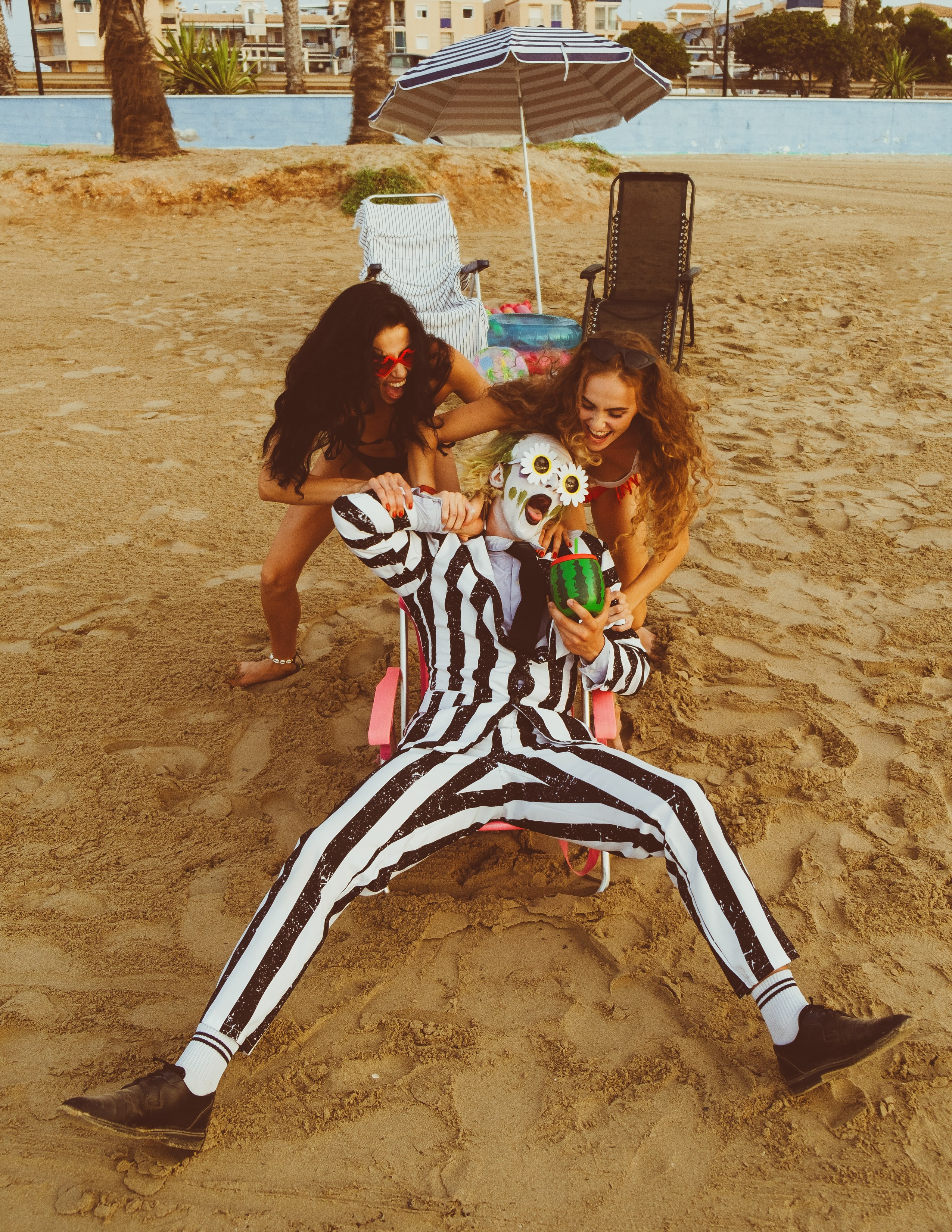 Beetlejuice на море: Экспериментальная фотосессия с цирковыми артистами — Фотограф Андрей Луковников