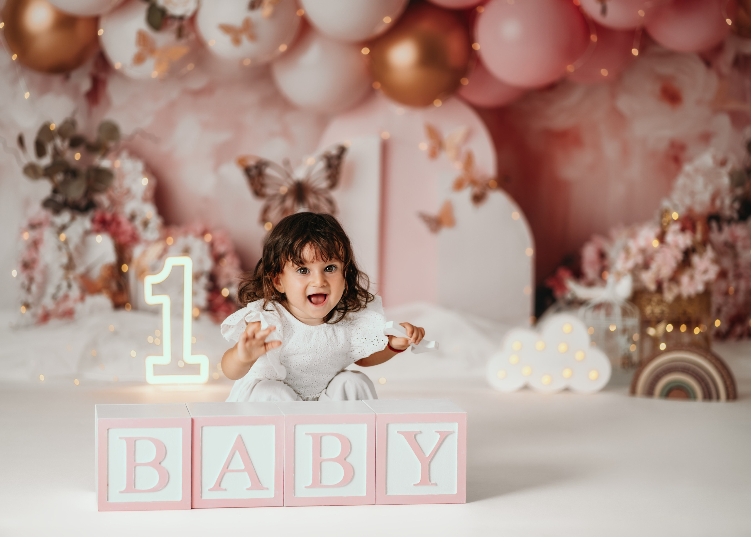 Kejk smes Beograd – devojčica sa tortom i dekoracijom roze balona