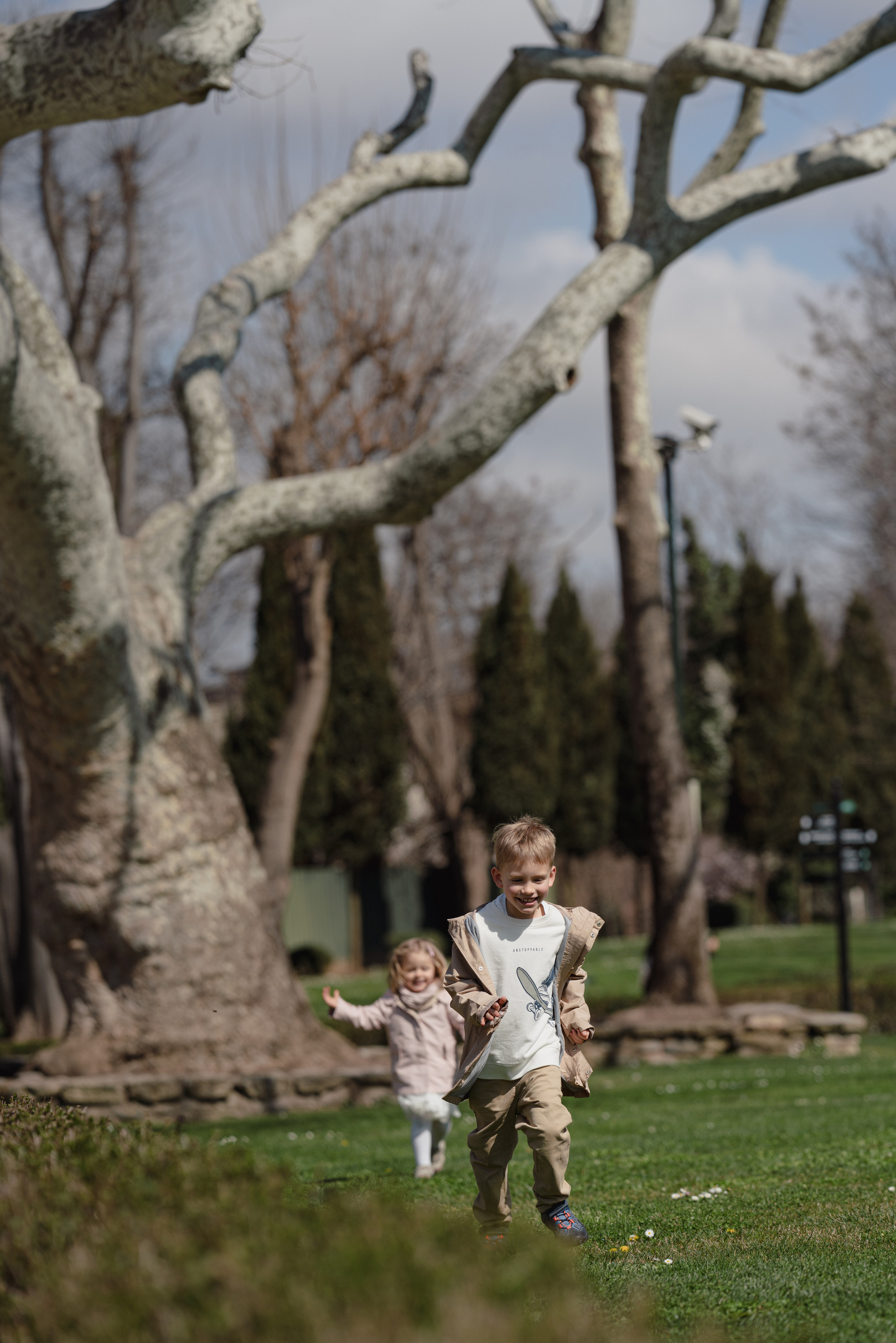Family walk in the center of Istanbul. Aesthetic & Lifestyle photographer in Da Nang, Vietnam