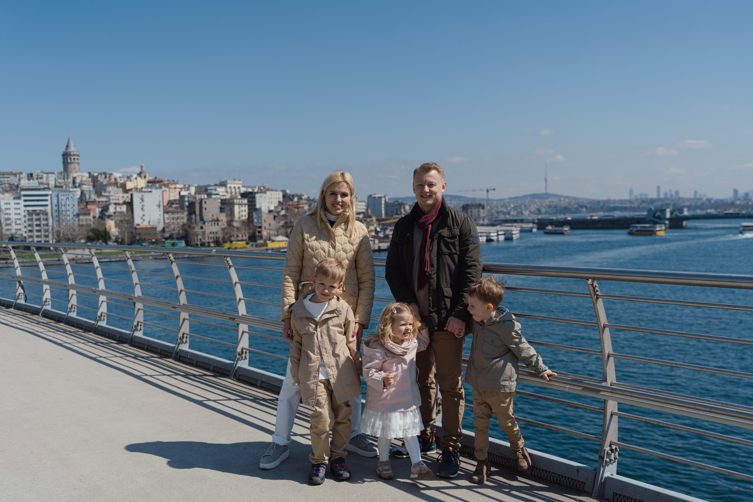 Family walk in the center of Istanbul. Aesthetic & Lifestyle photographer in Da Nang, Vietnam