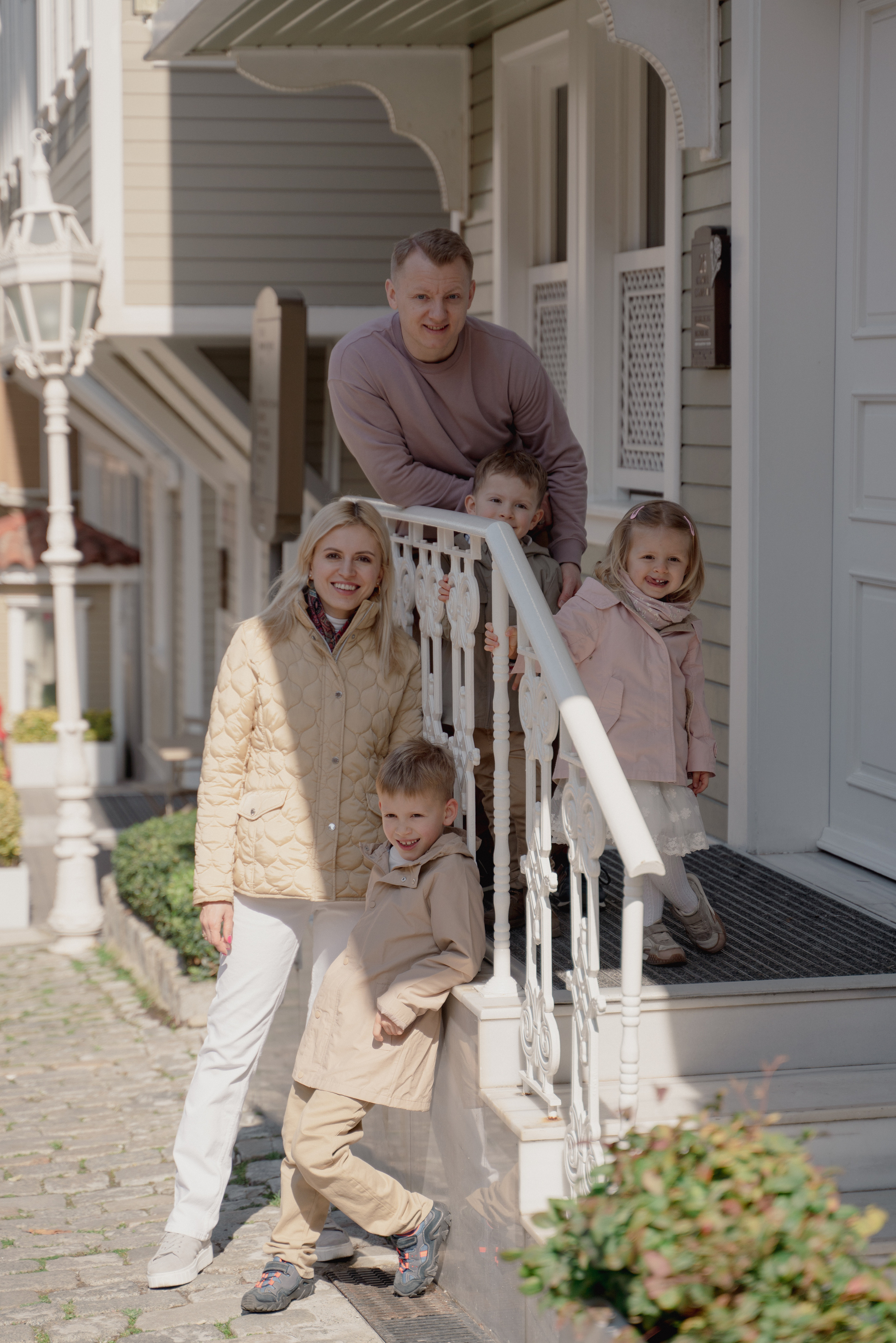 Family walk in the center of Istanbul. Aesthetic & Lifestyle photographer in Da Nang, Vietnam