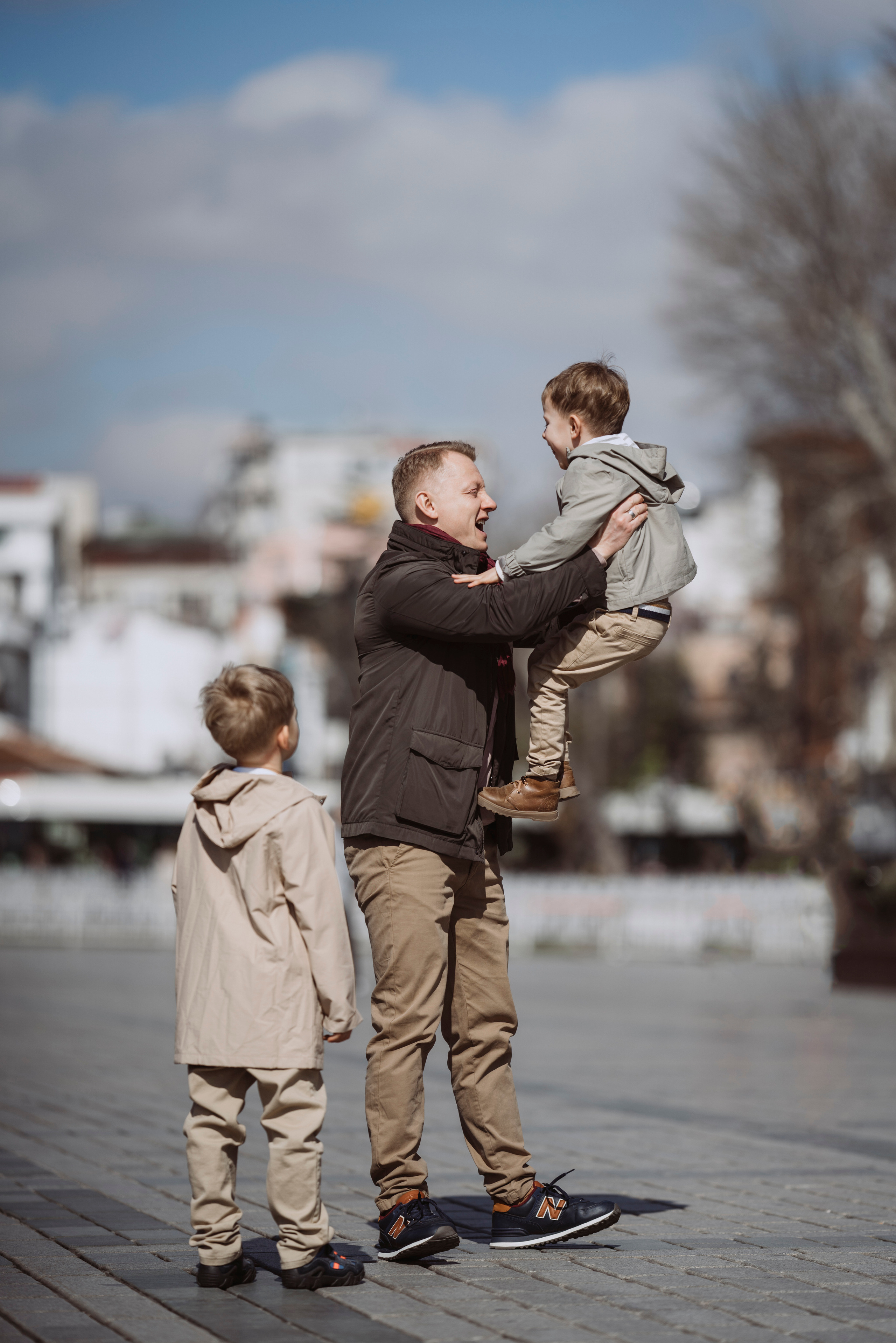 Family walk in the center of Istanbul. Aesthetic & Lifestyle photographer in Da Nang, Vietnam