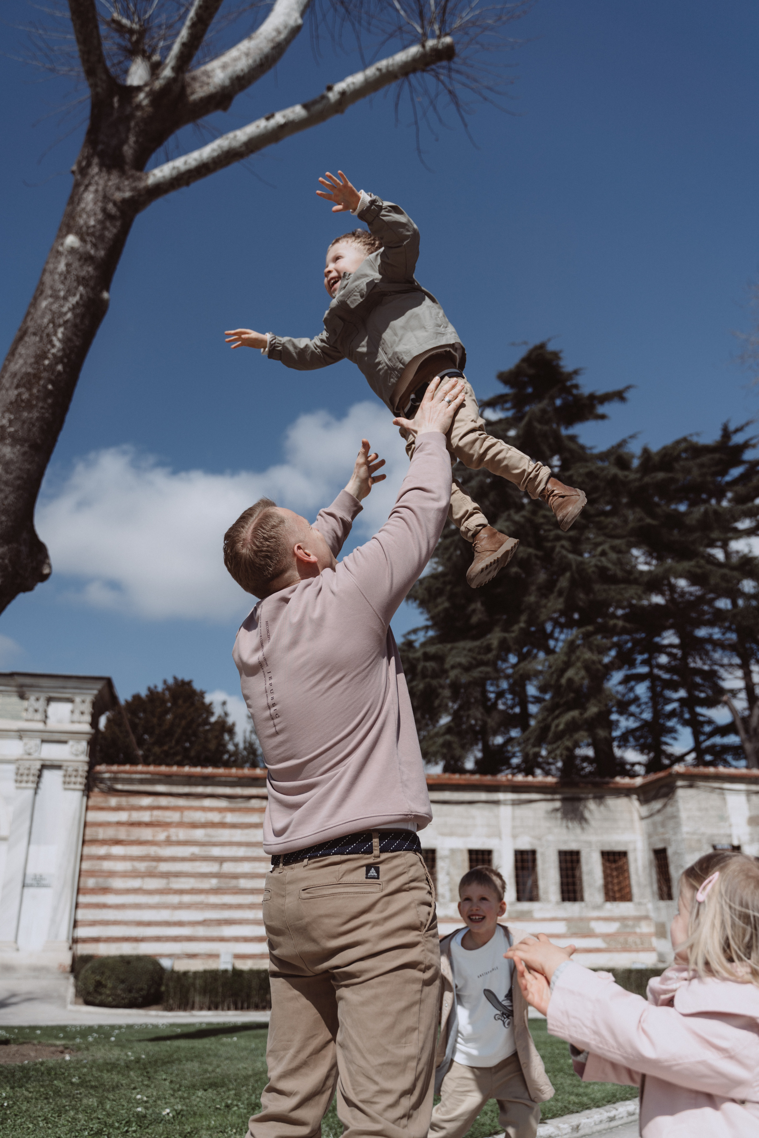 Family walk in the center of Istanbul. Aesthetic & Lifestyle photographer in Da Nang, Vietnam