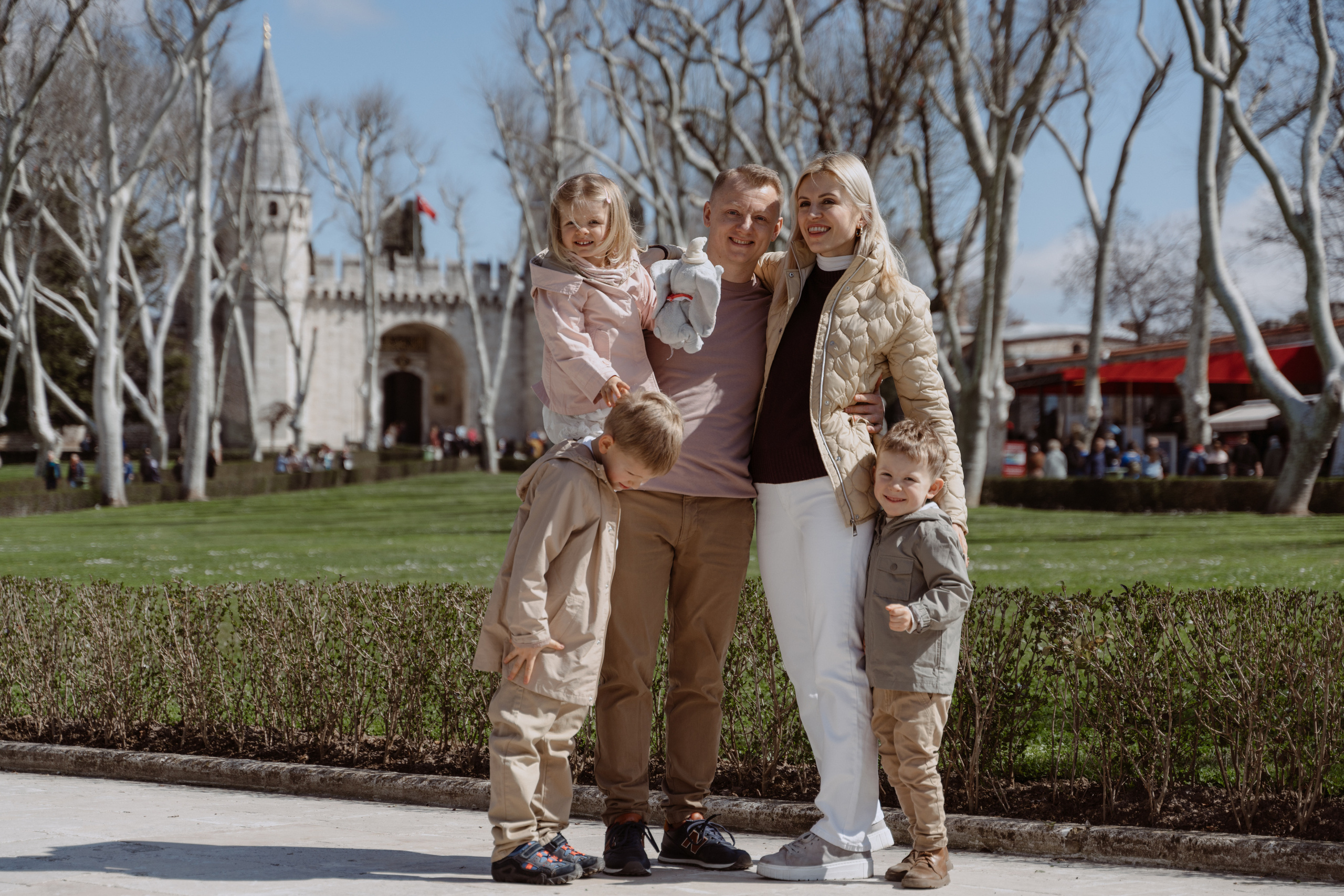 Family walk in the center of Istanbul. Aesthetic & Lifestyle photographer in Da Nang, Vietnam